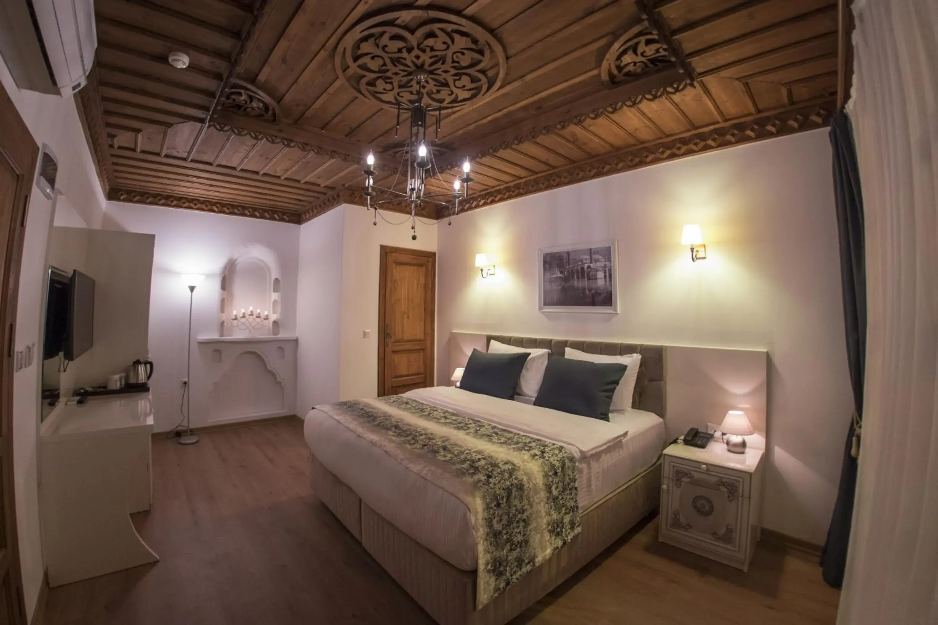 Photo of the whole room, Bed in BAYEZİD HAN KONAK Photo of the whole room, Bed in BAYEZİD HAN KONAK