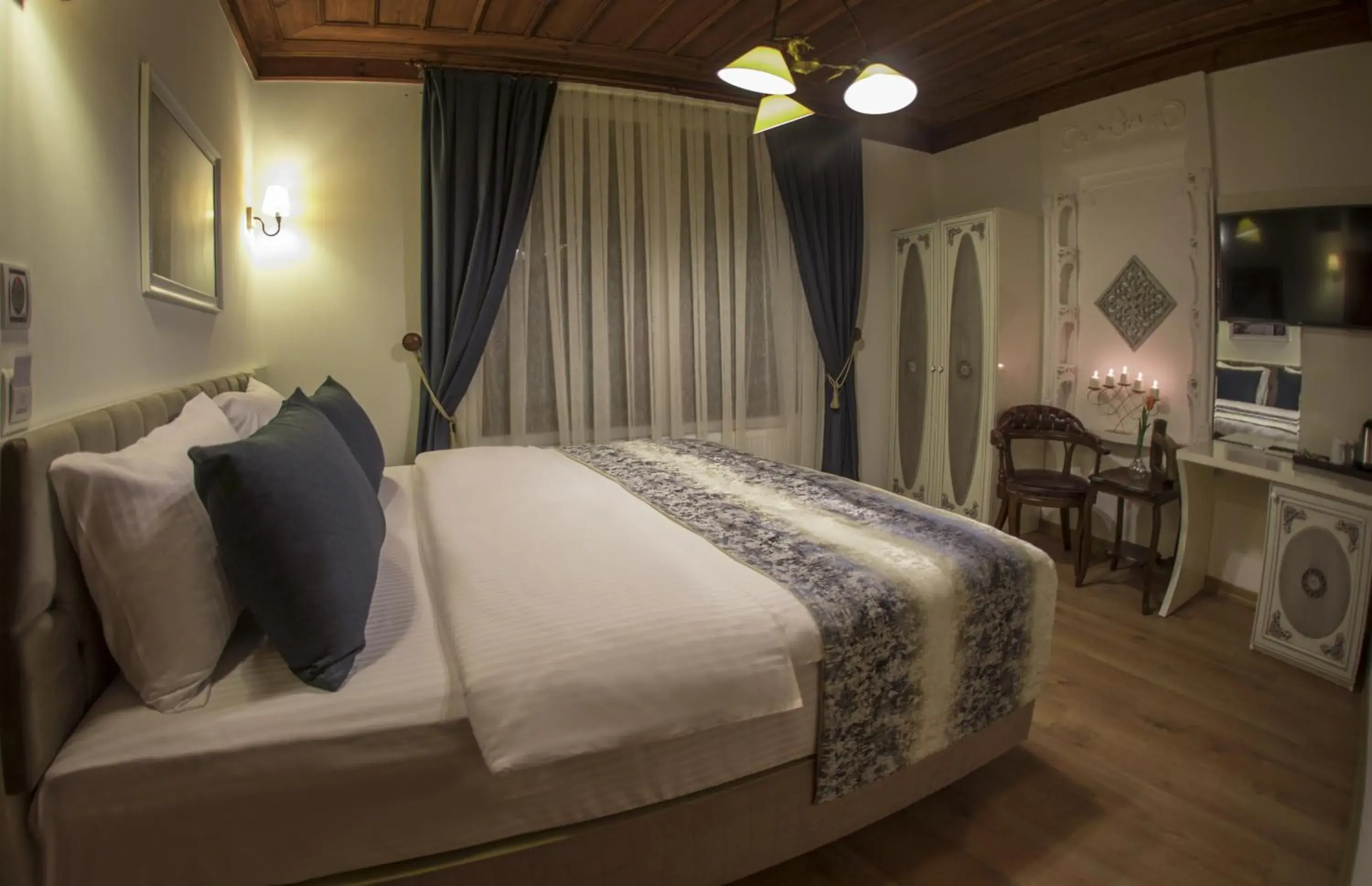 Photo of the whole room, Bed in BAYEZİD HAN KONAK Photo of the whole room, Bed in BAYEZİD HAN KONAK