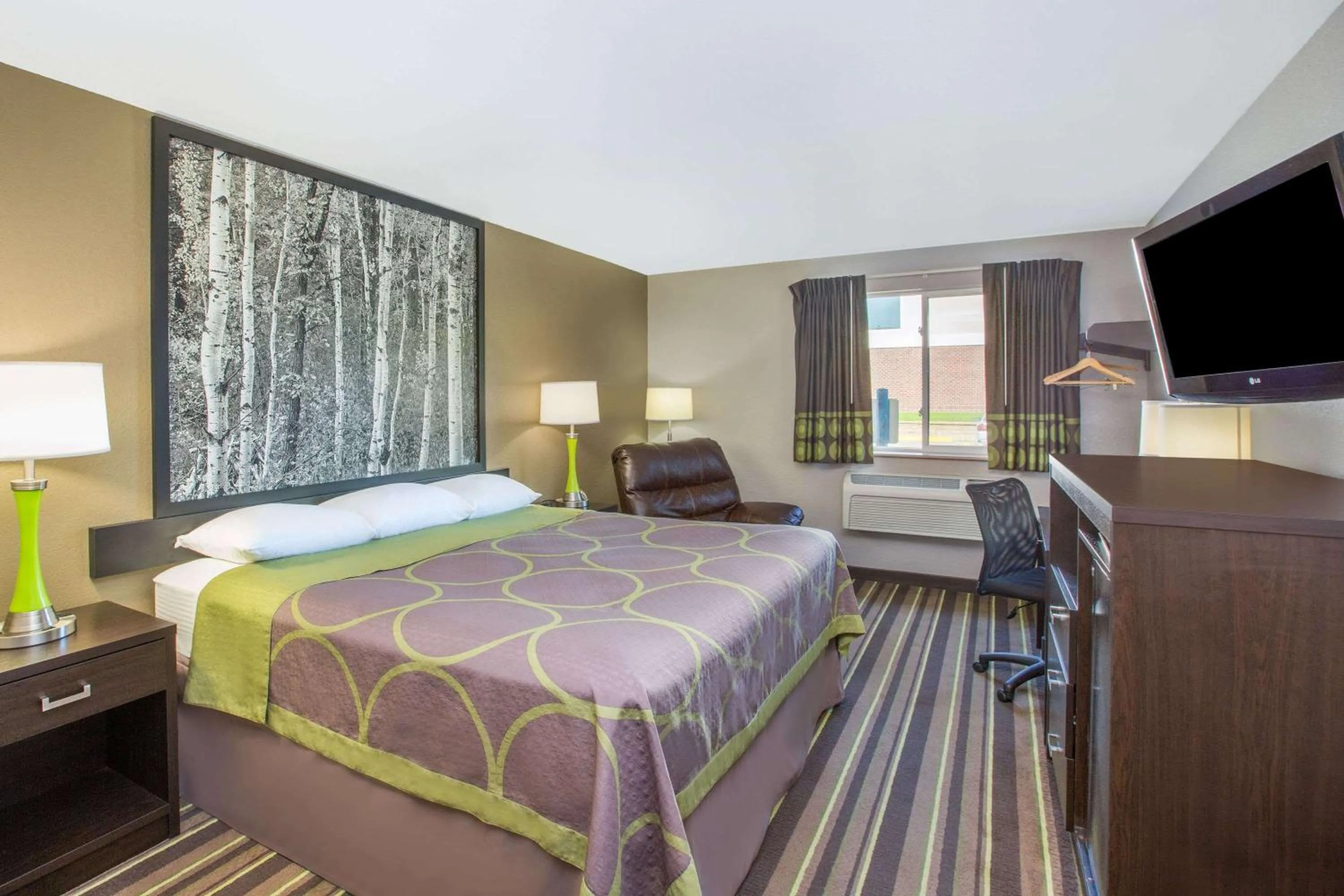 Photo of the whole room, Bed in Super 8 by Wyndham Brookings