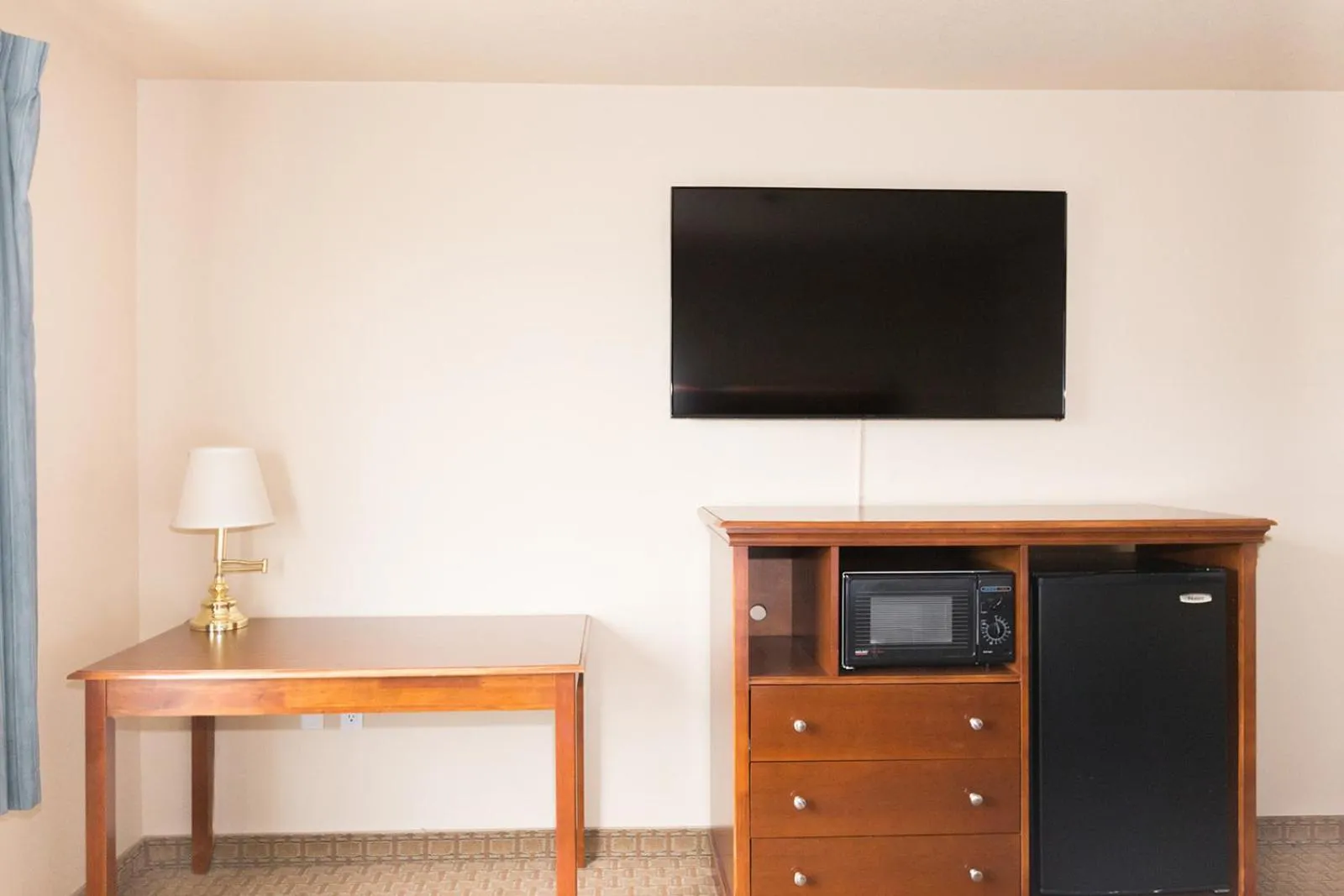 TV and multimedia in Red Lion Inn & Suites McMinnville