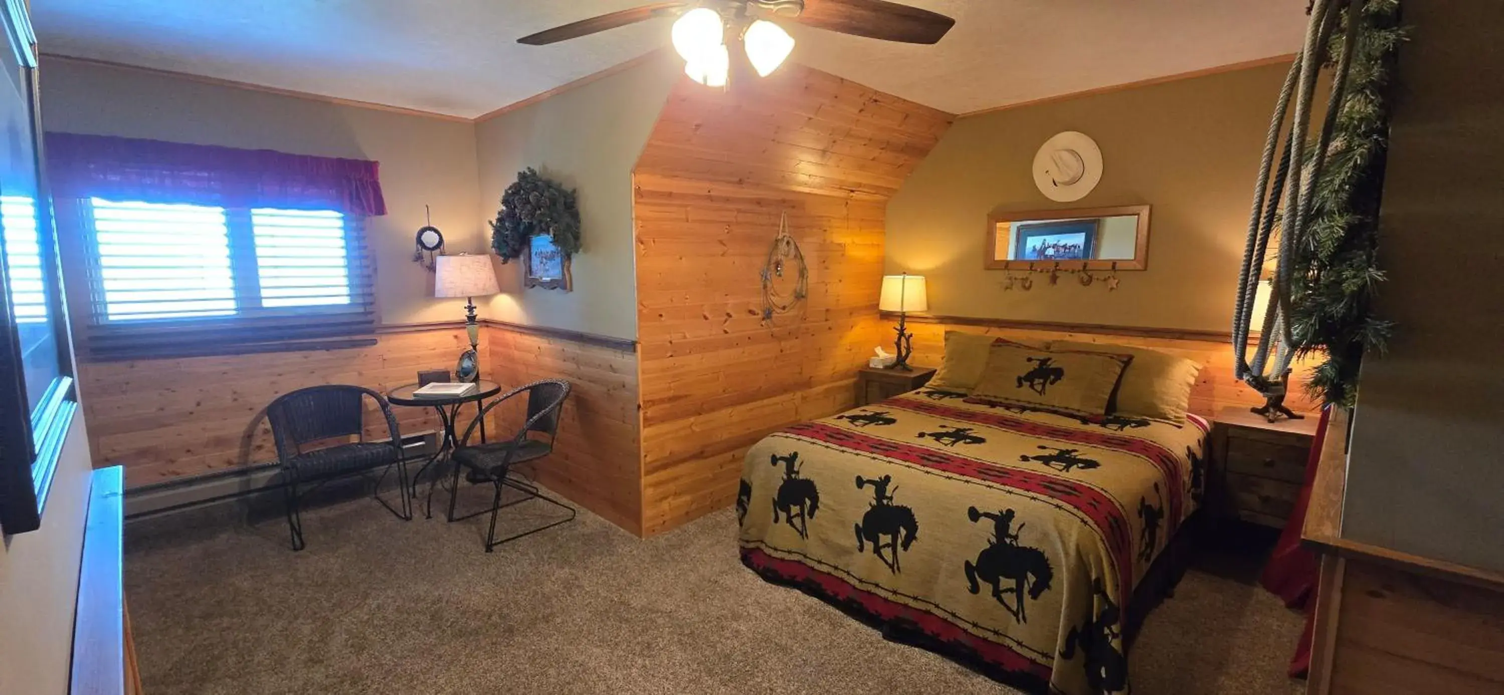 Queen Room with Shared Bathroom - single occupancy in Rocky Ridge Country Lodge Queen Room with Shared Bathroom - single occupancy in Rocky Ridge Country Lodge