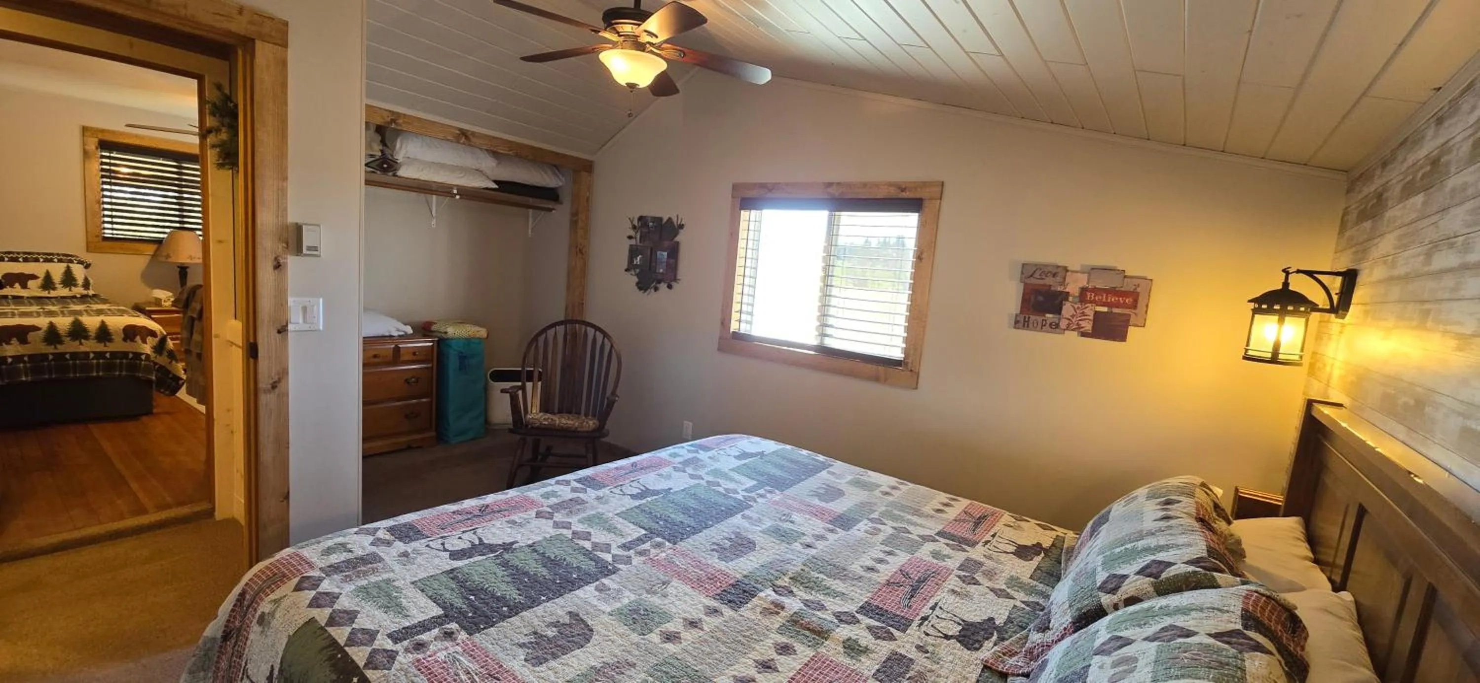 Bed in Rocky Ridge Country Lodge