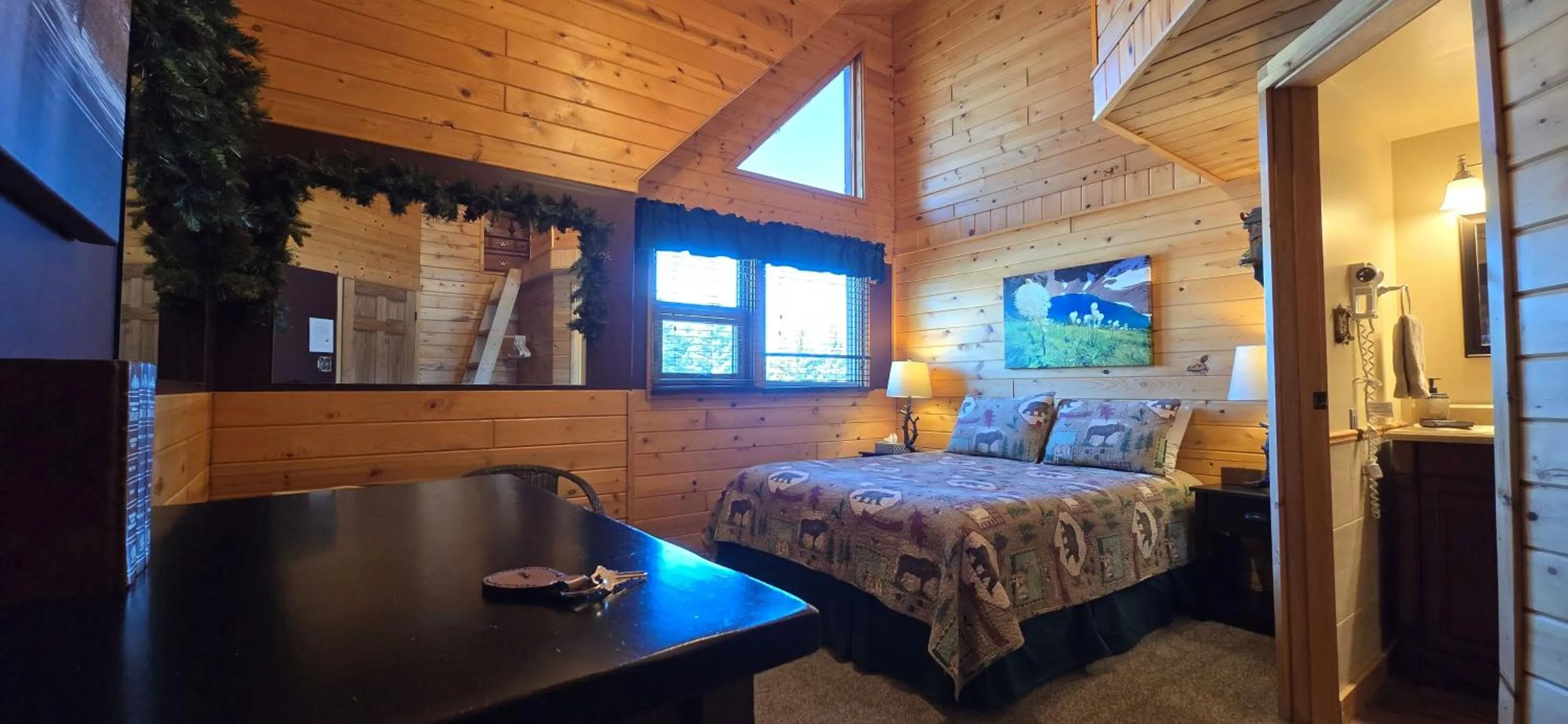 Photo of the whole room, Bed in Rocky Ridge Country Lodge