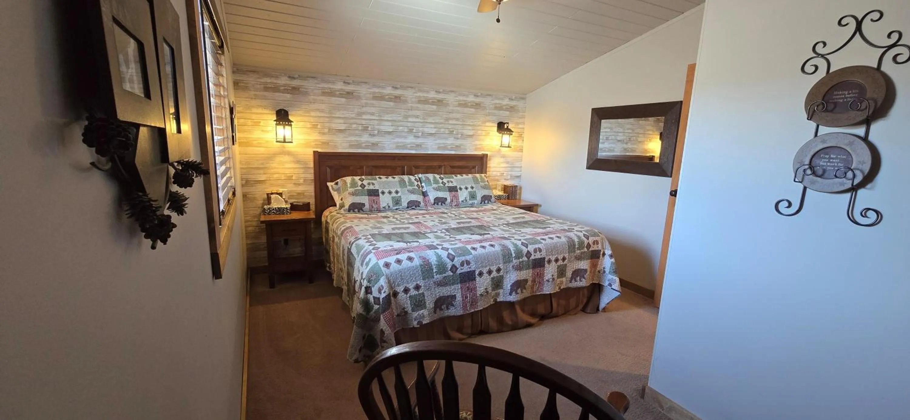 Bed in Rocky Ridge Country Lodge
