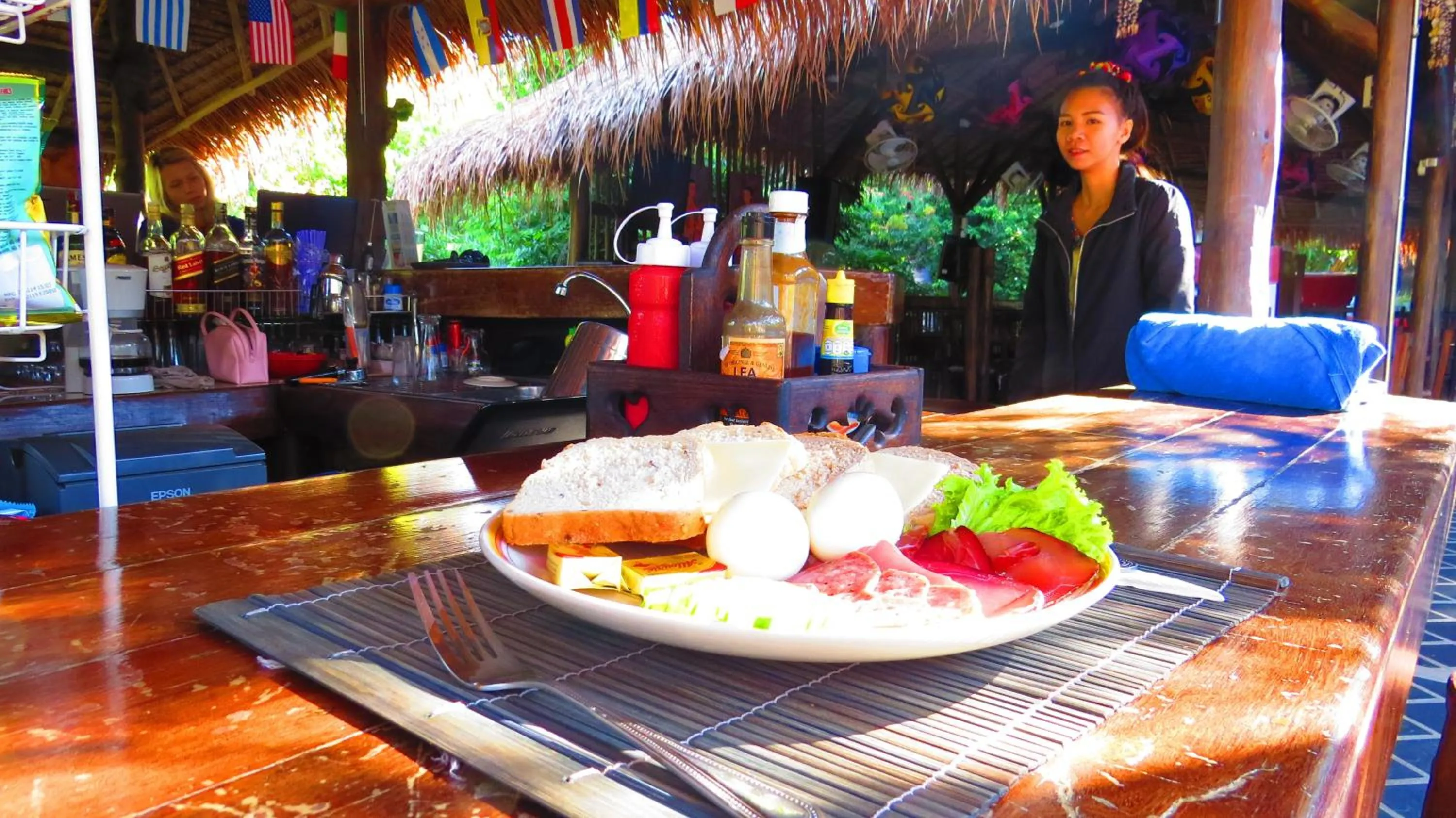 Restaurant/places to eat in Baanpong Lodge