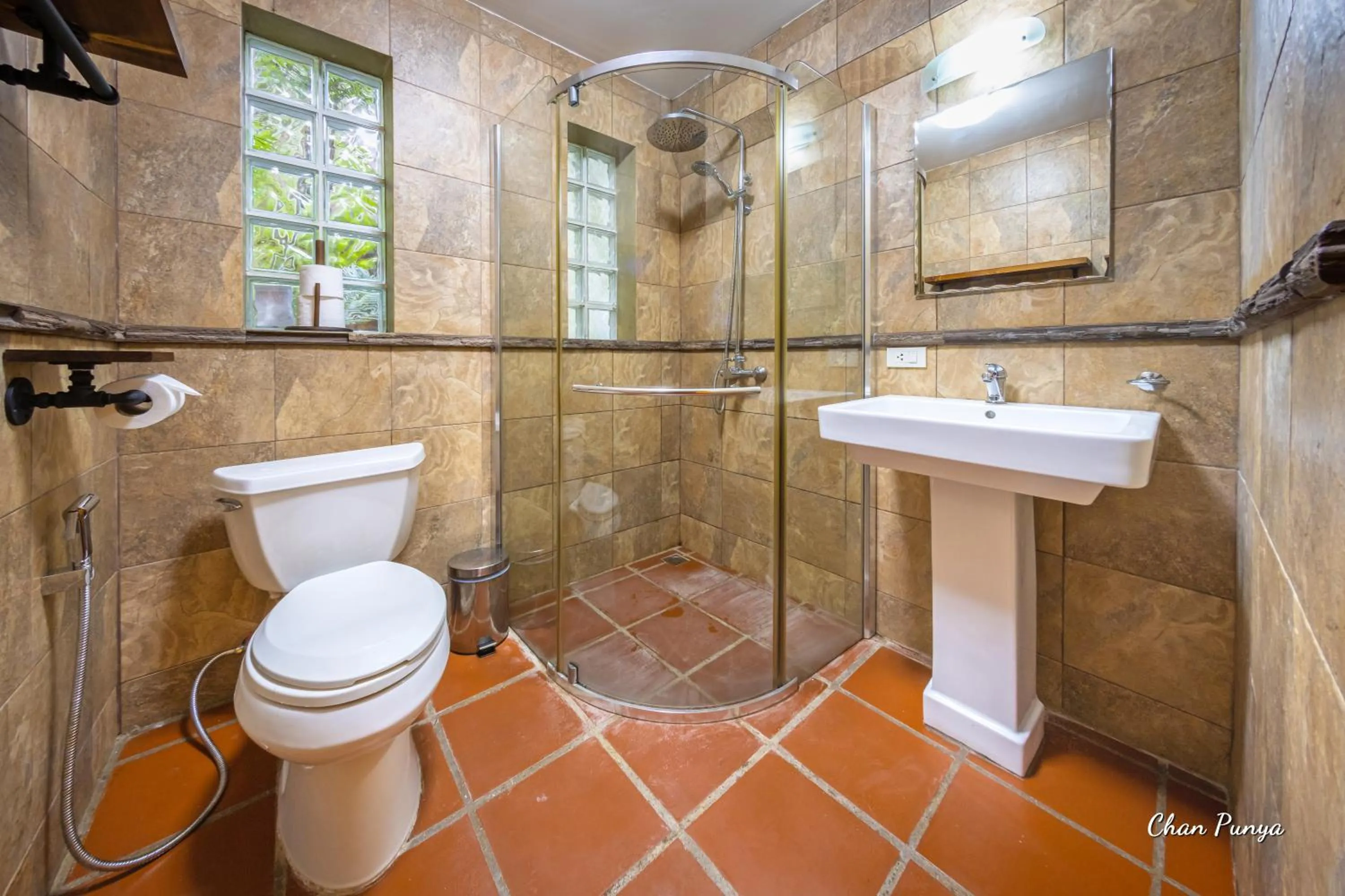 Shower in Baanpong Lodge