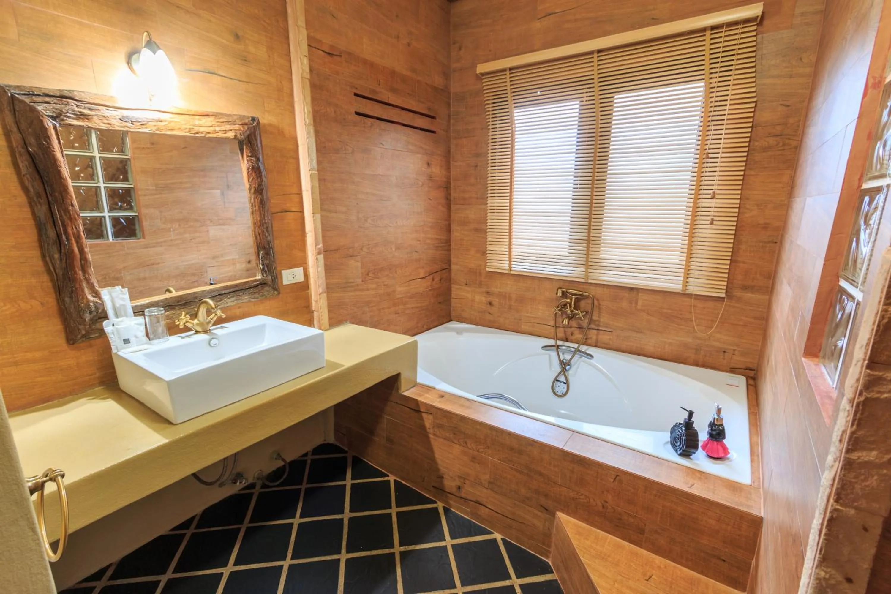 Shower in Baanpong Lodge