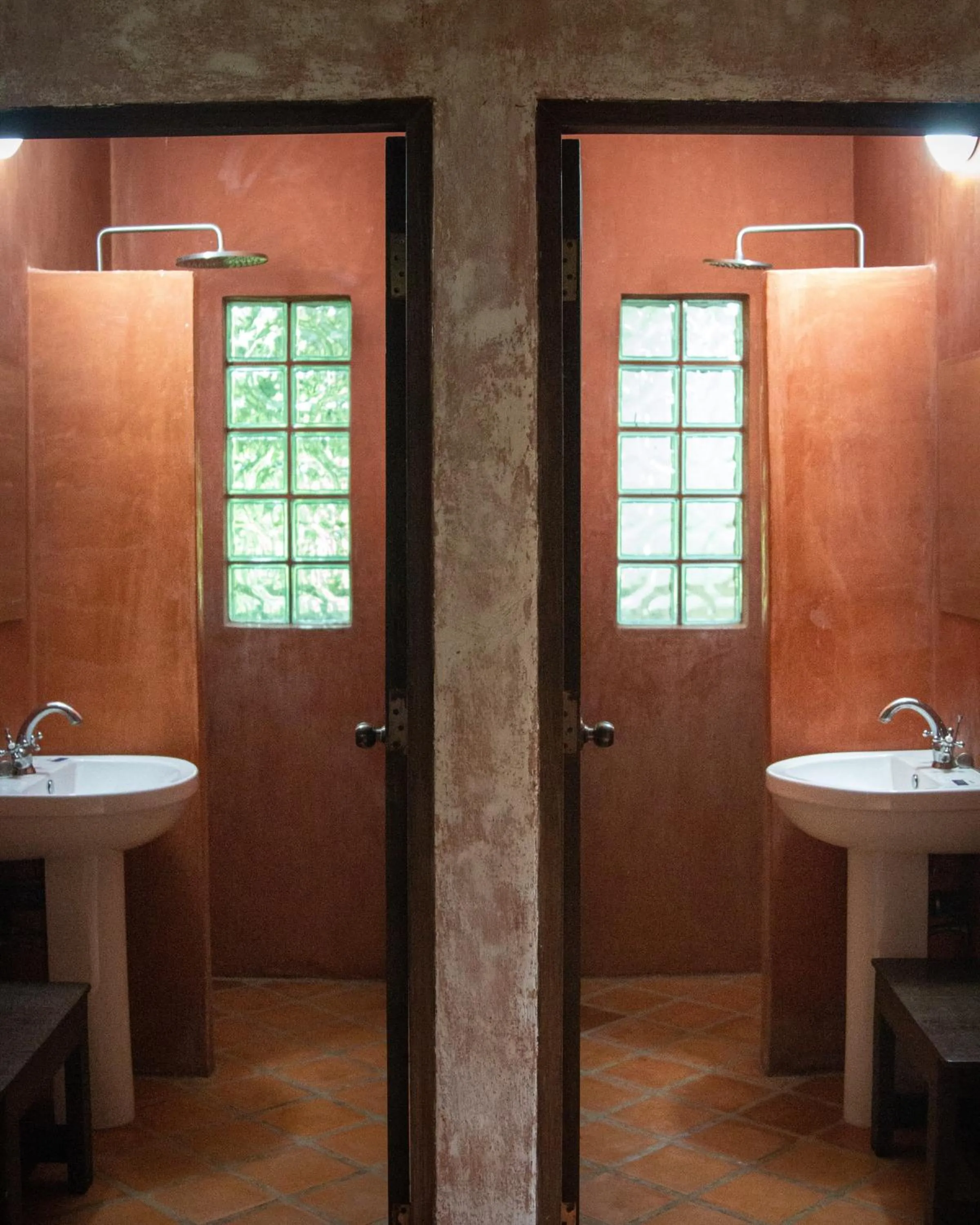 Shower in Baanpong Lodge