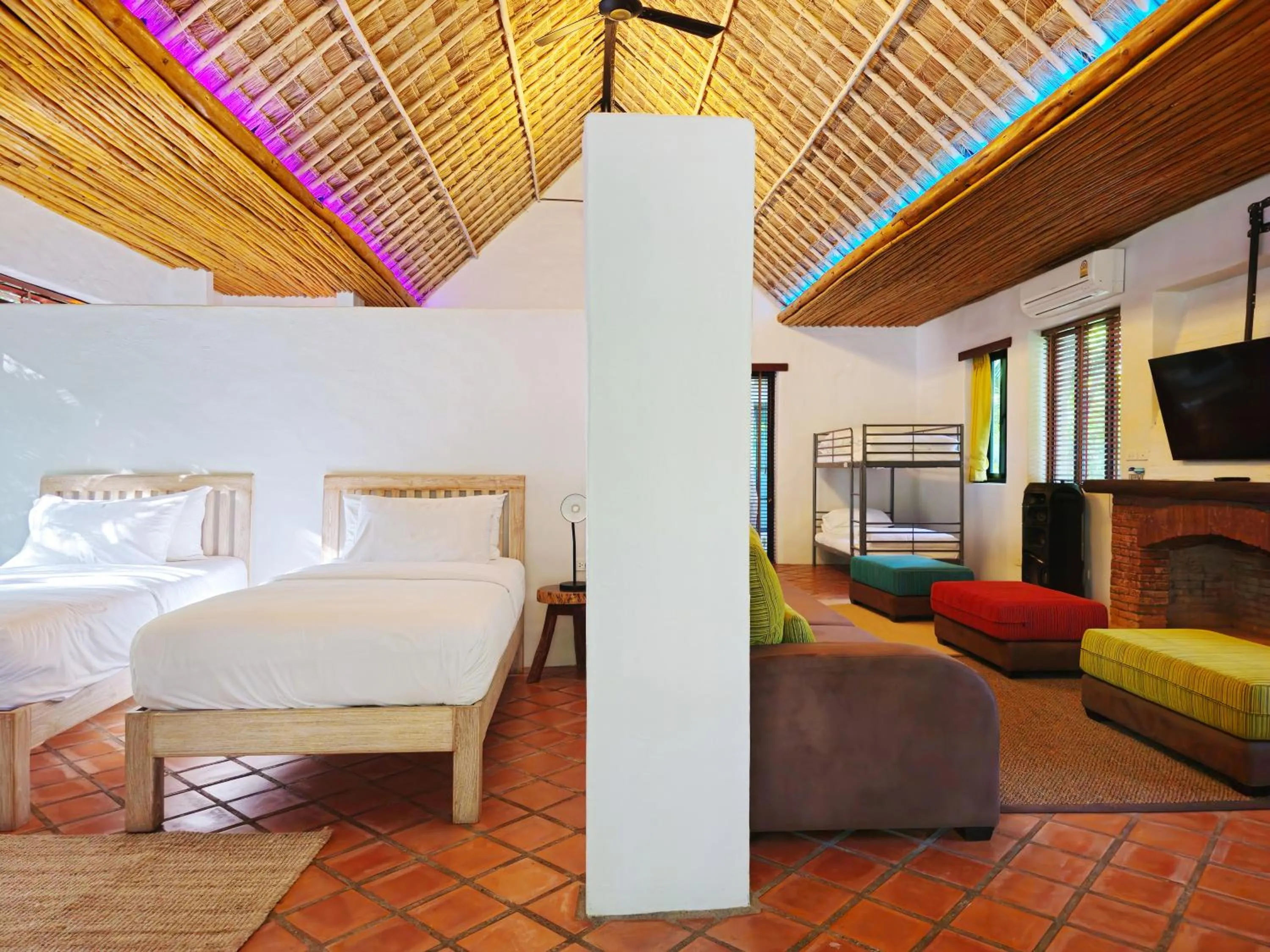 Communal lounge/ TV room, Bed in Baanpong Lodge