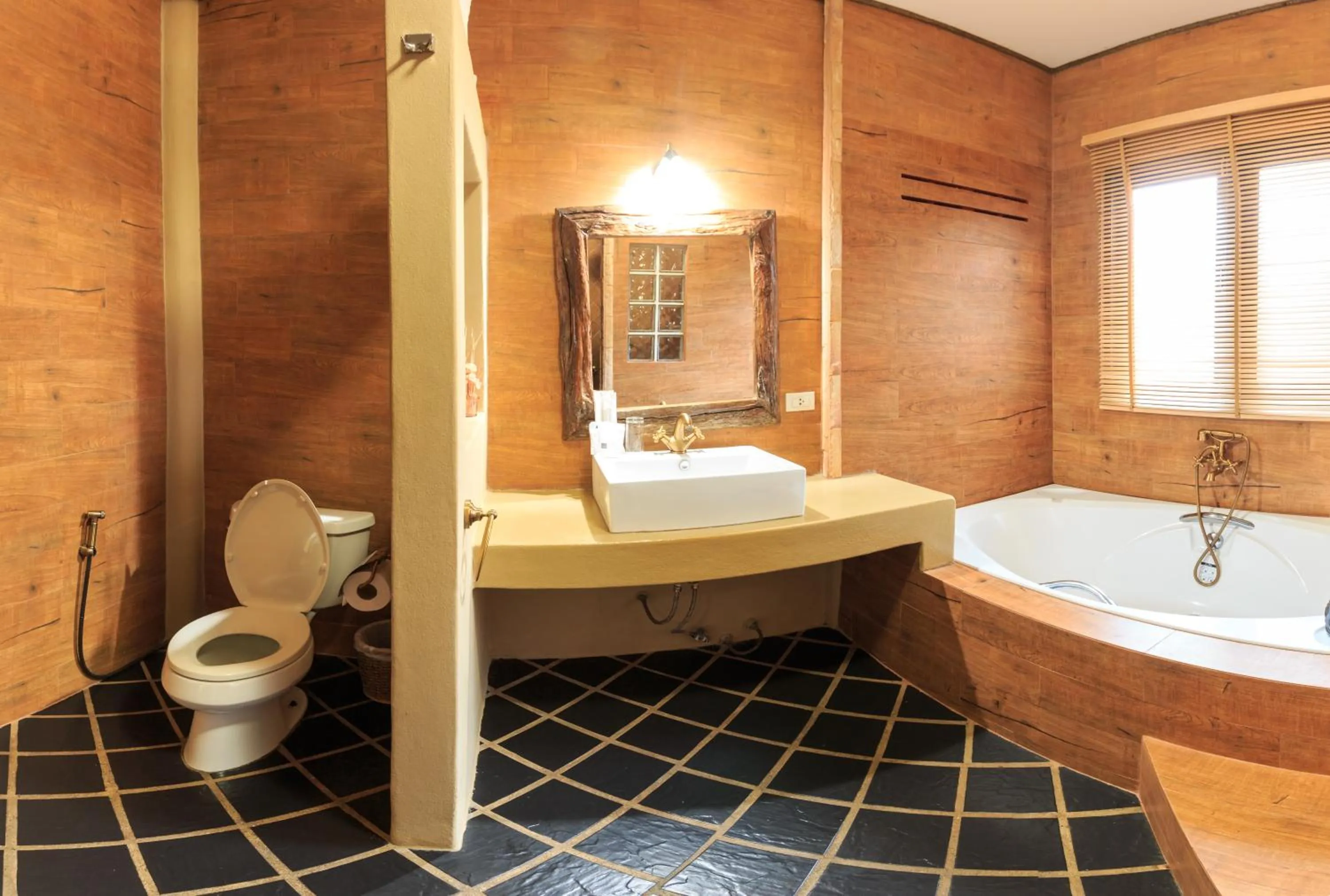 Shower in Baanpong Lodge