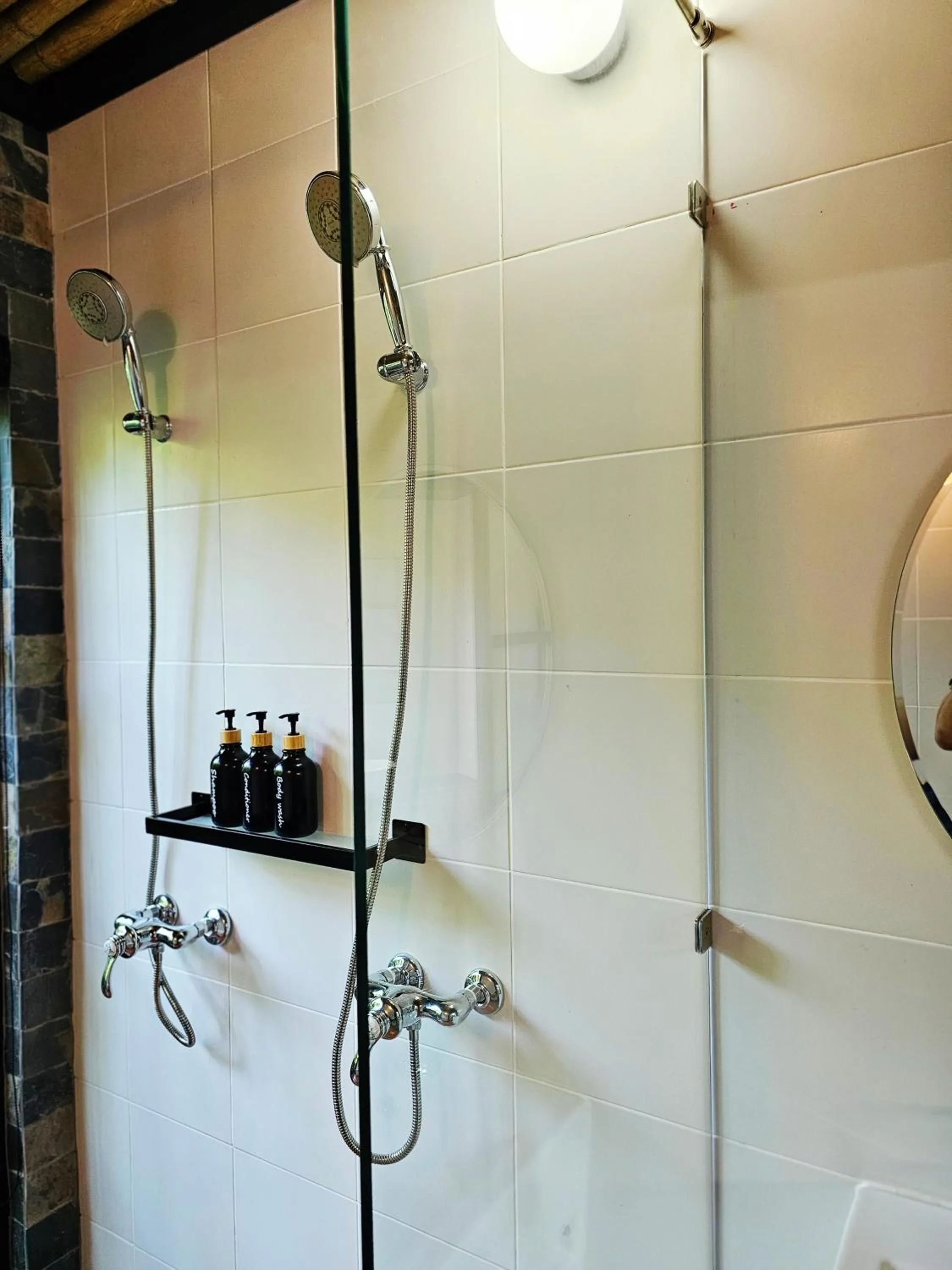 Shower in Baanpong Lodge