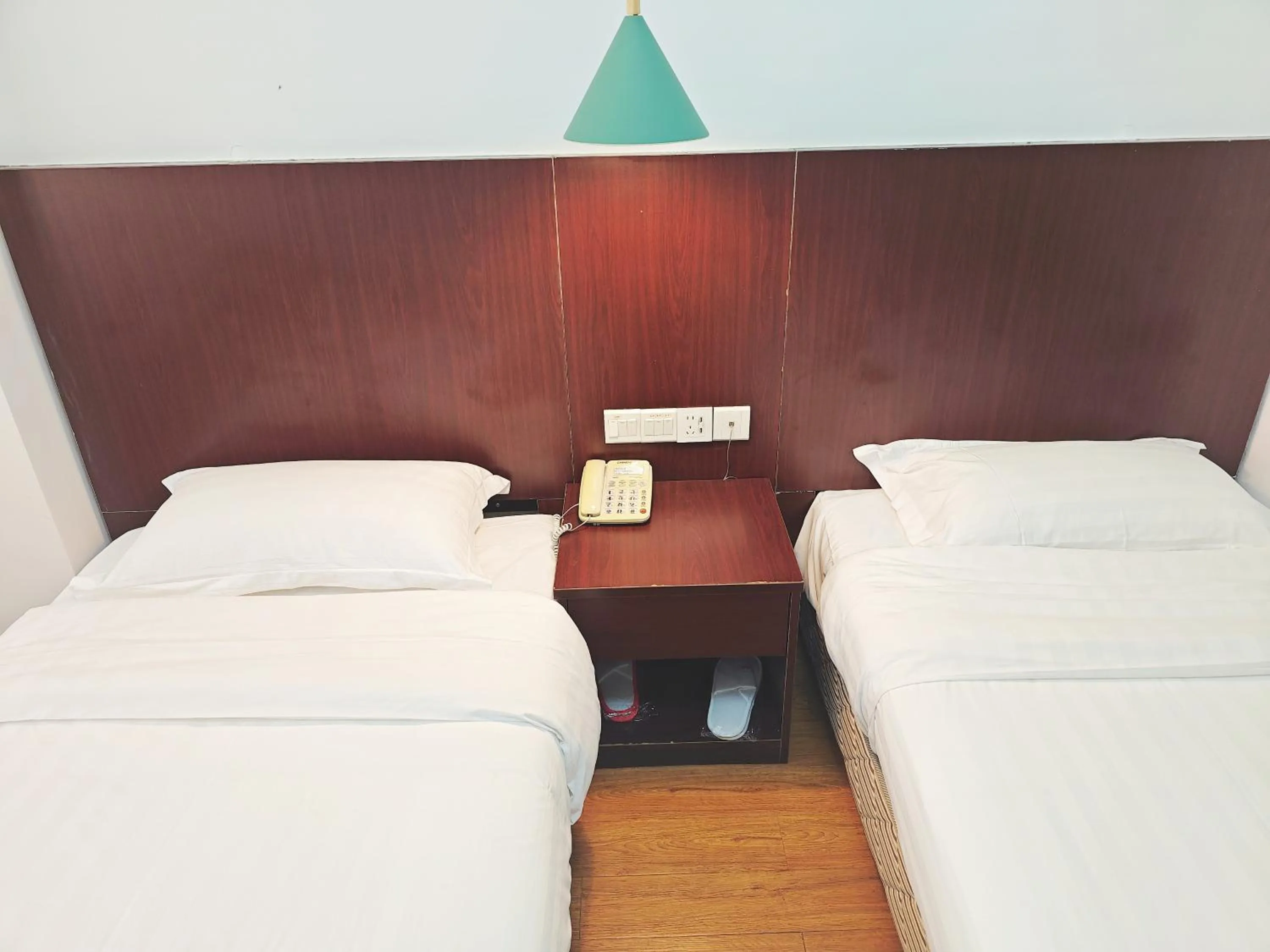 Bed in Shenzhen Xinghua Hotel