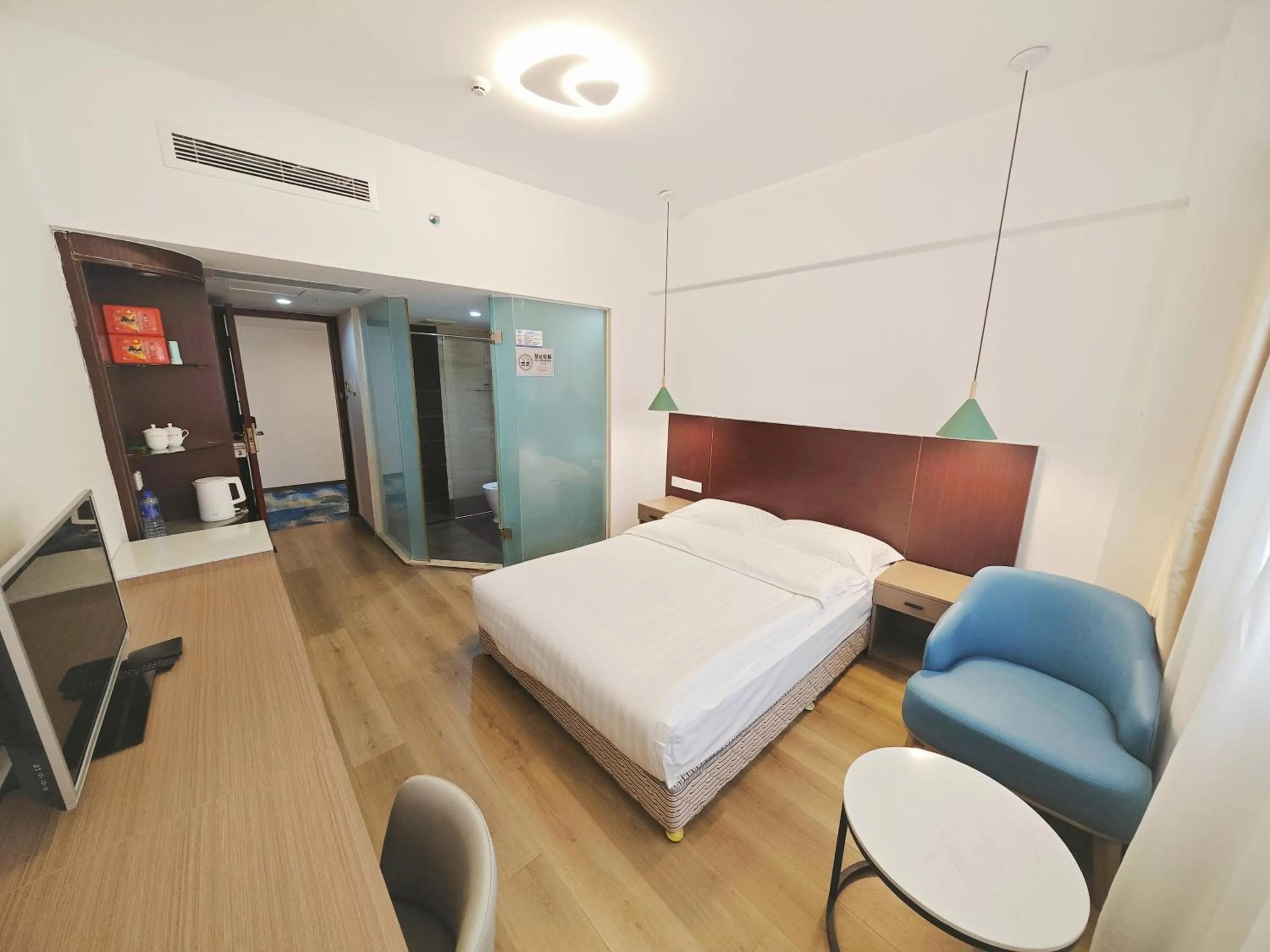 Photo of the whole room, Bed in Shenzhen Xinghua Hotel