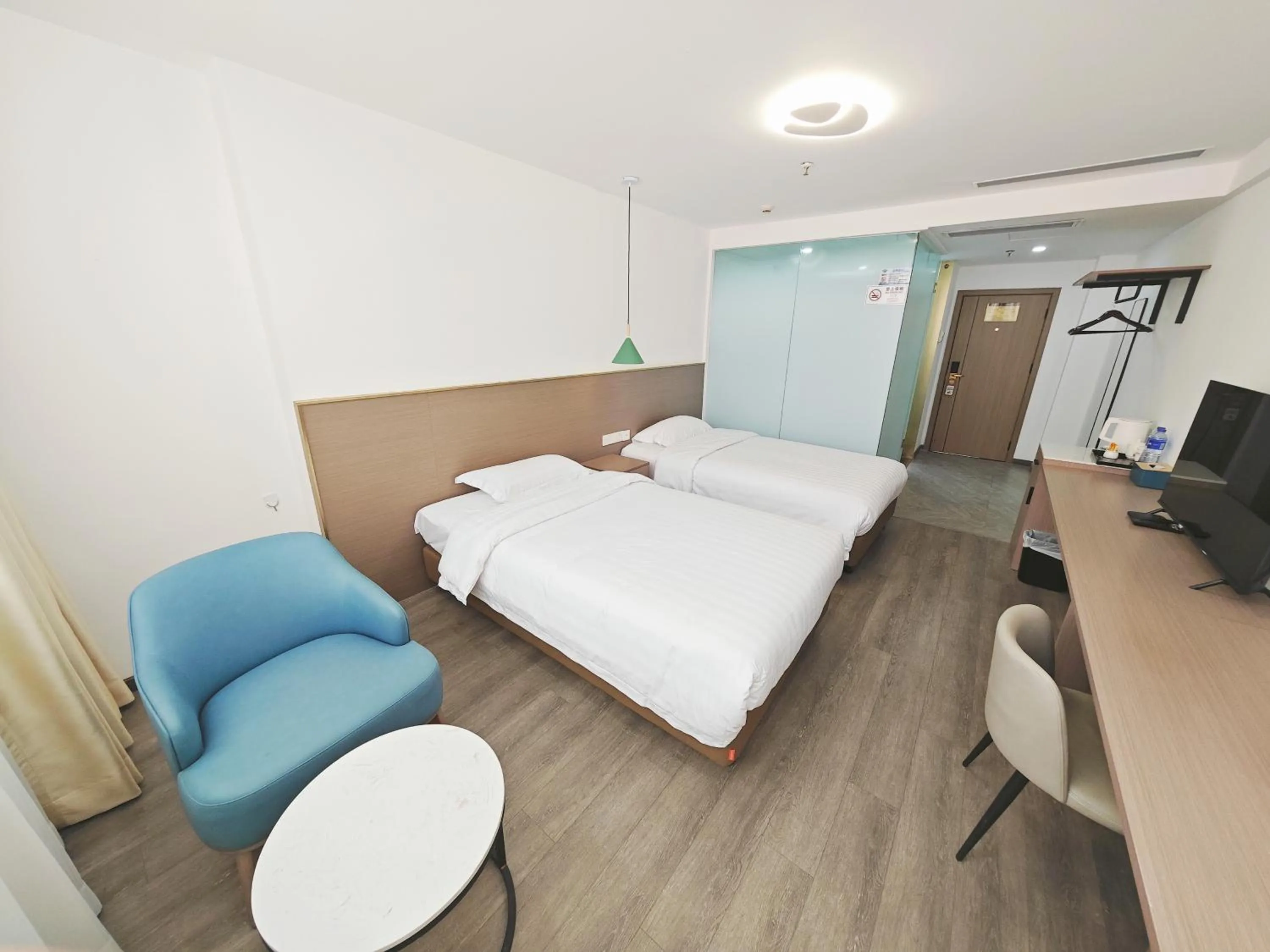 Photo of the whole room, Bed in Shenzhen Xinghua Hotel