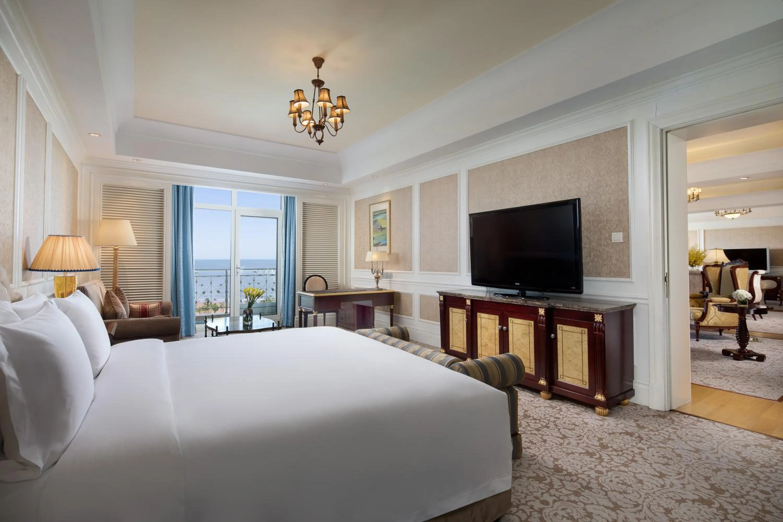 Photo of the whole room, Bed in Crowne Plaza Ocean Spring Resort by IHG