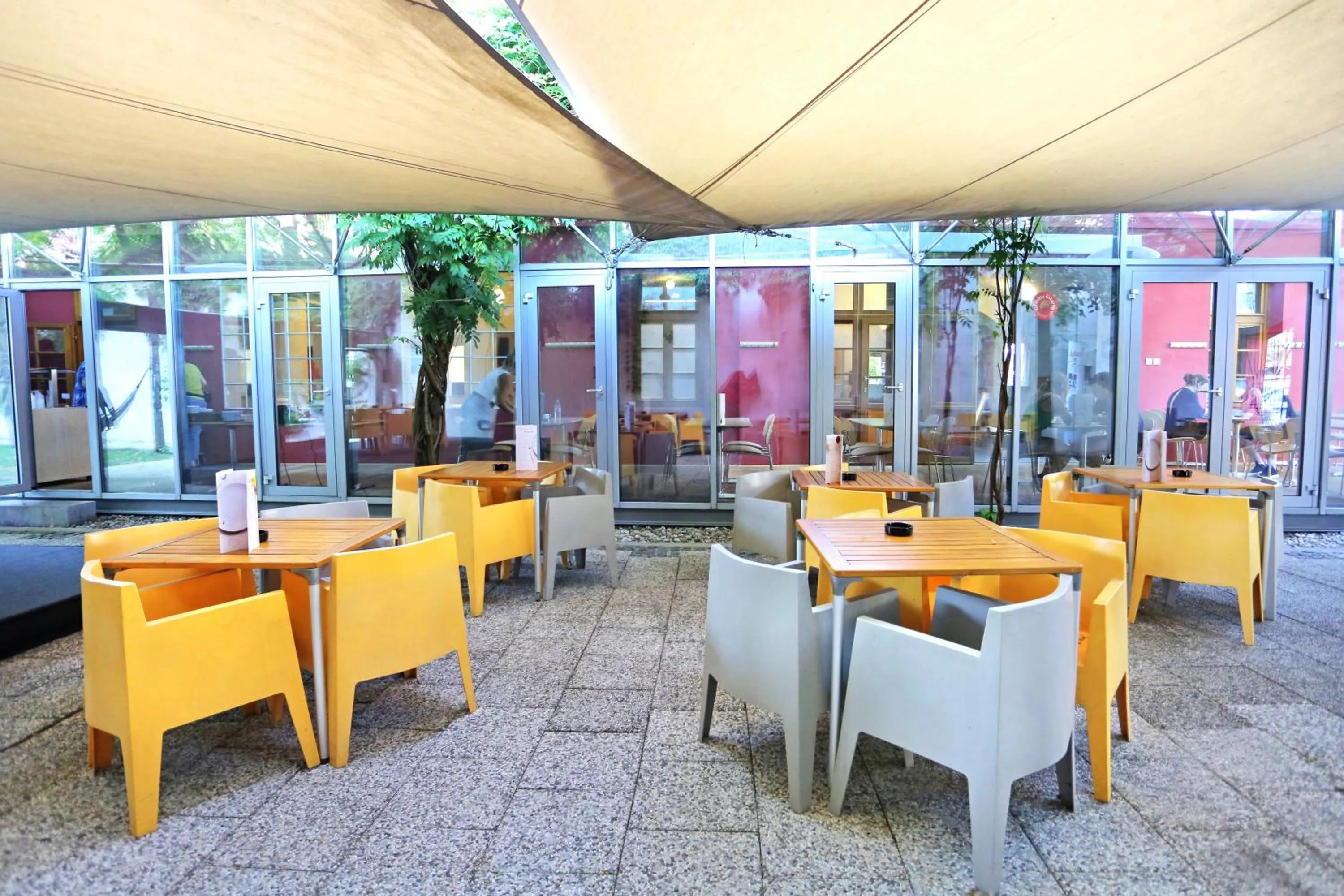 Restaurant/places to eat in Hostel Celica