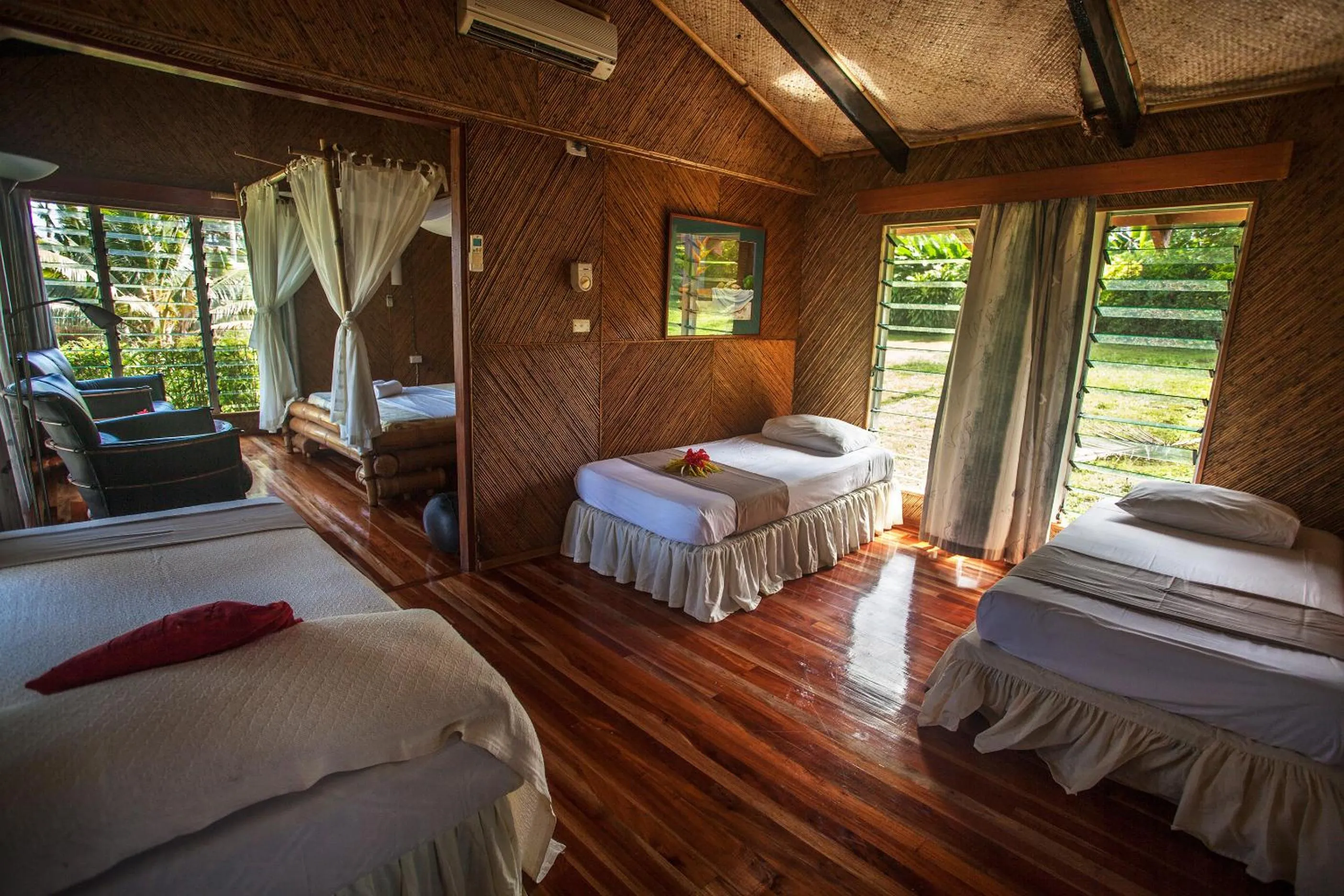 Photo of the whole room, Bed in Maravu Taveuni Lodge