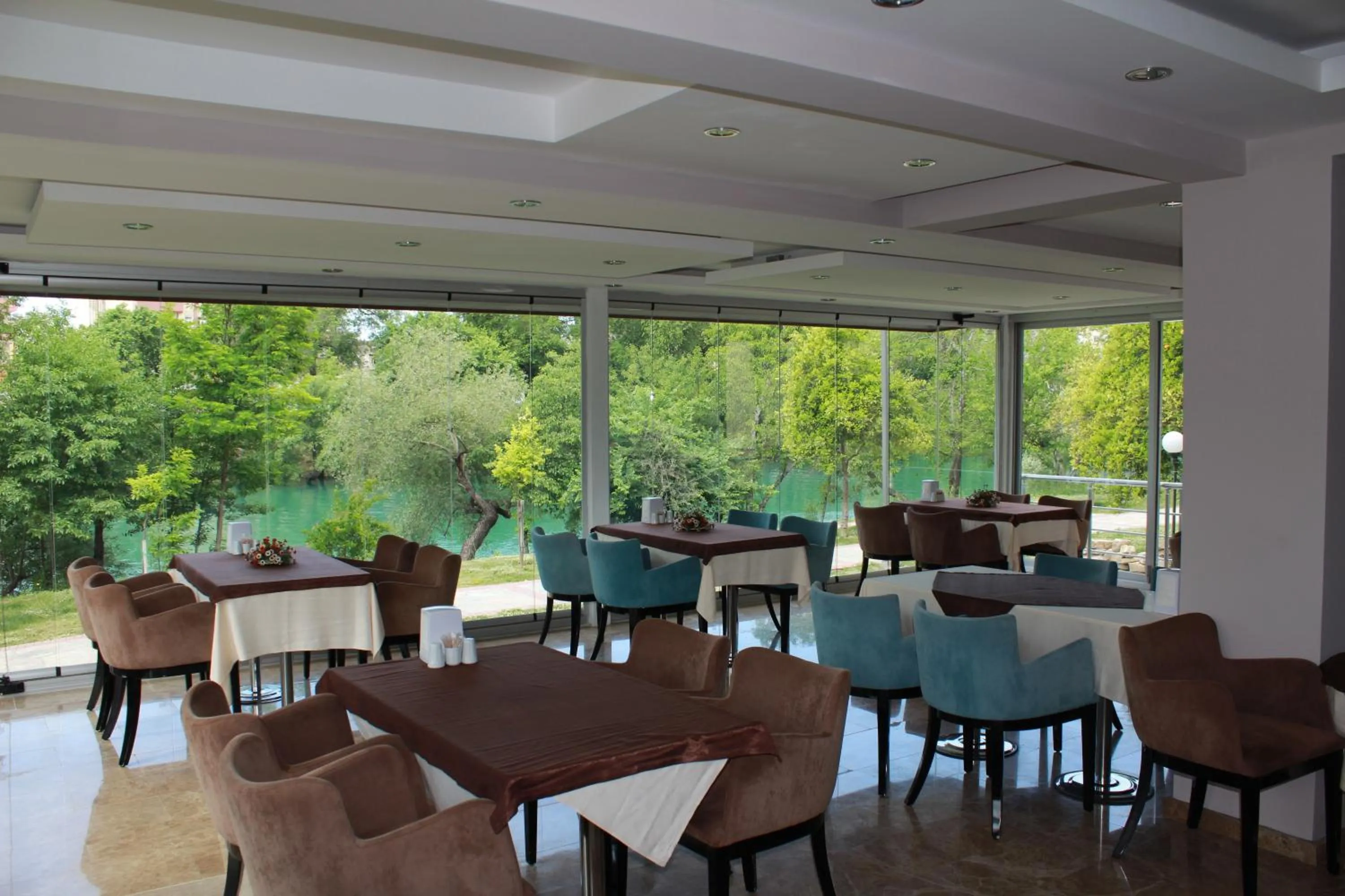 Restaurant/places to eat in River Hotel