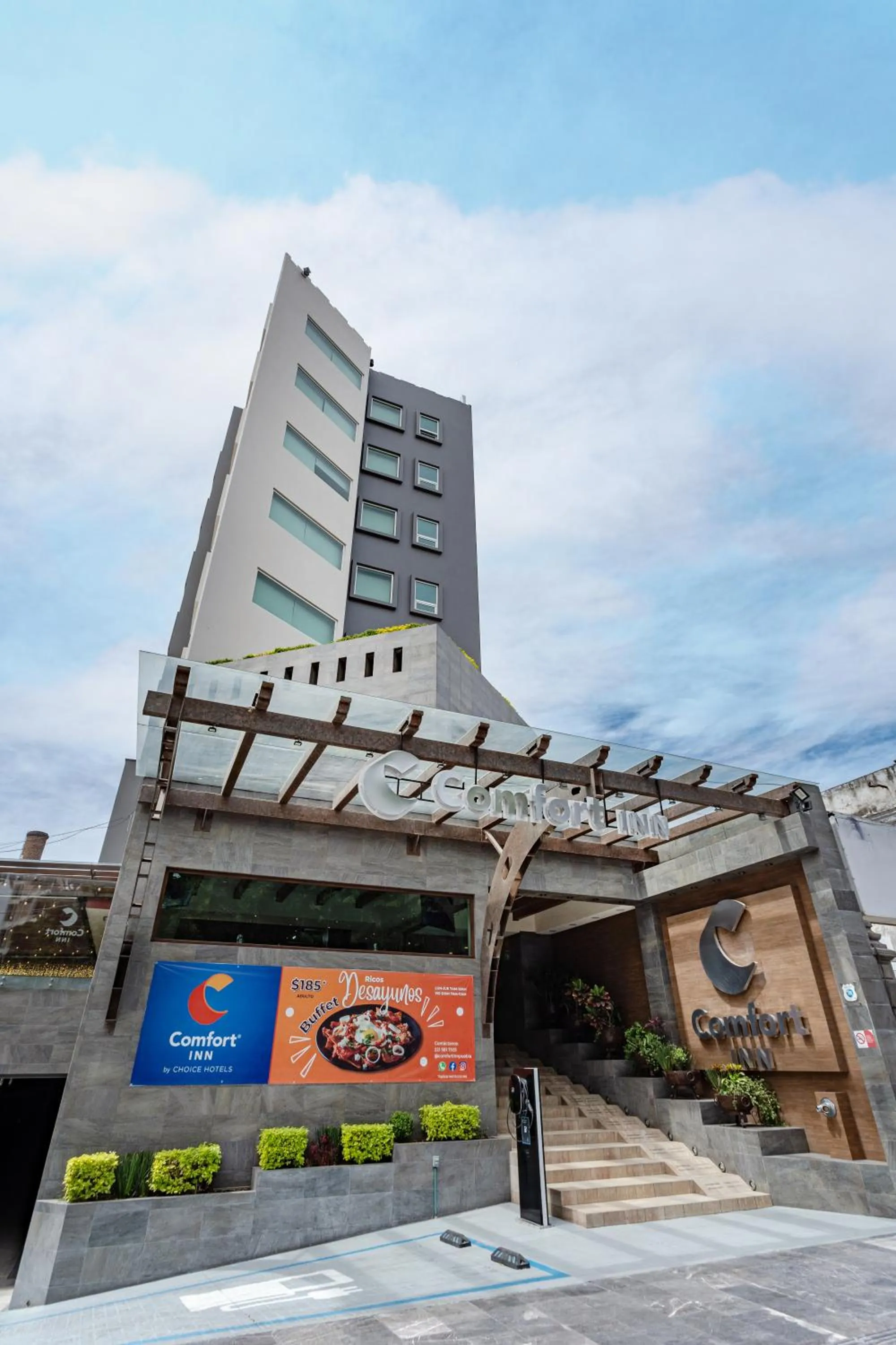 Property building in Comfort Inn Puebla Centro Hist rico