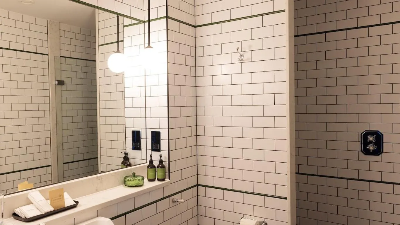 Bathroom in Haddington House Hotel