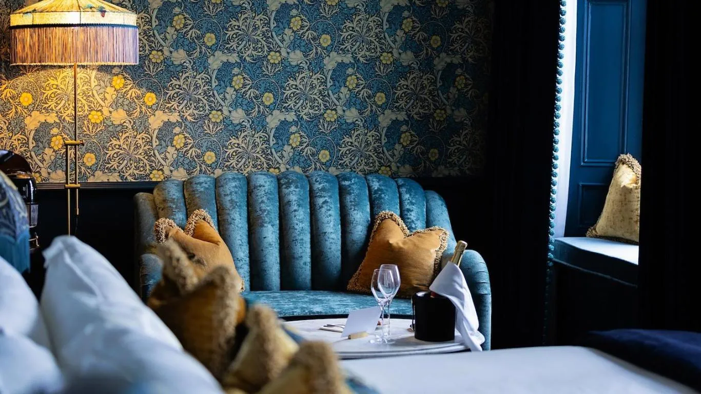 Seating area, Bed in Haddington House Hotel