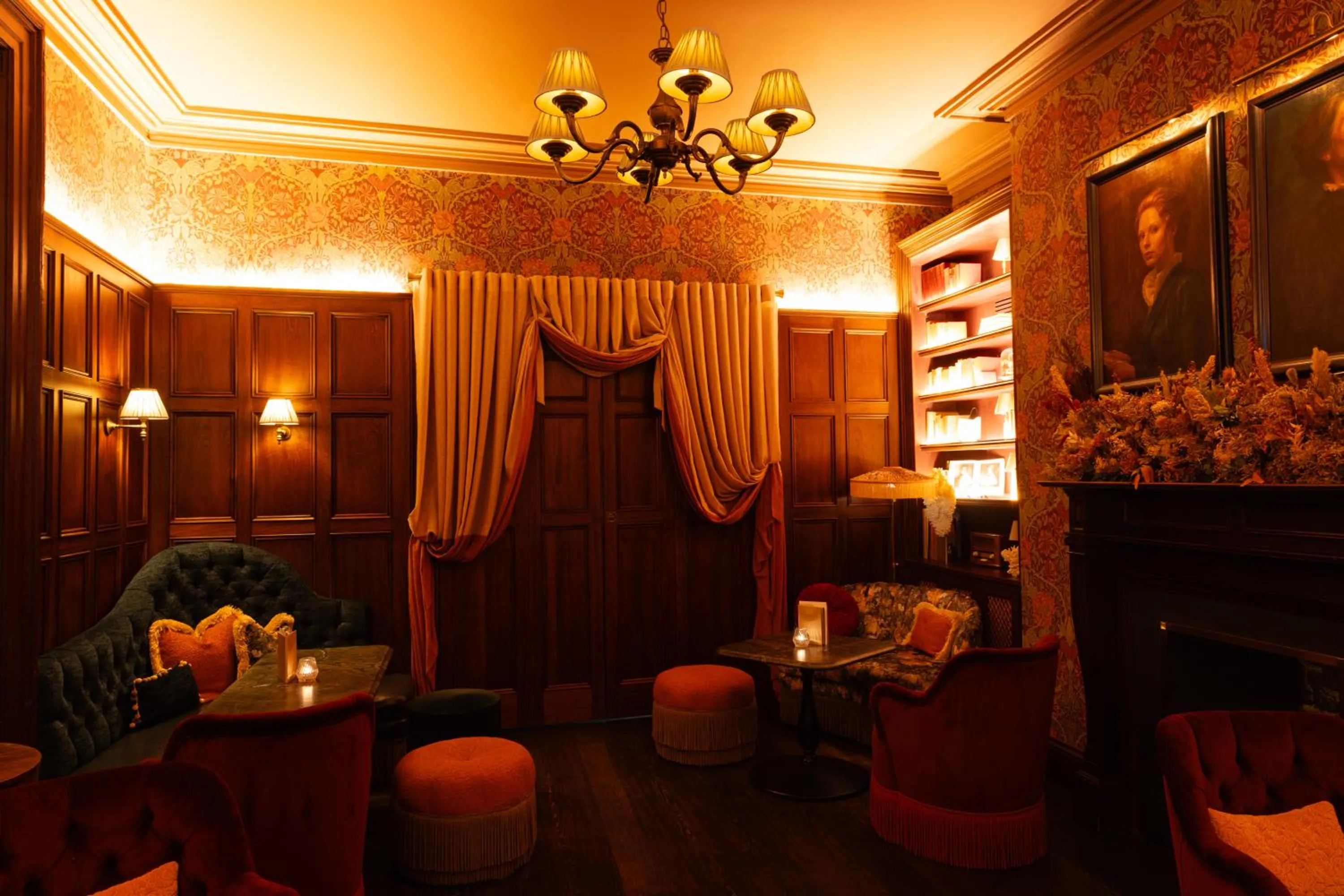 Library in Haddington House Hotel