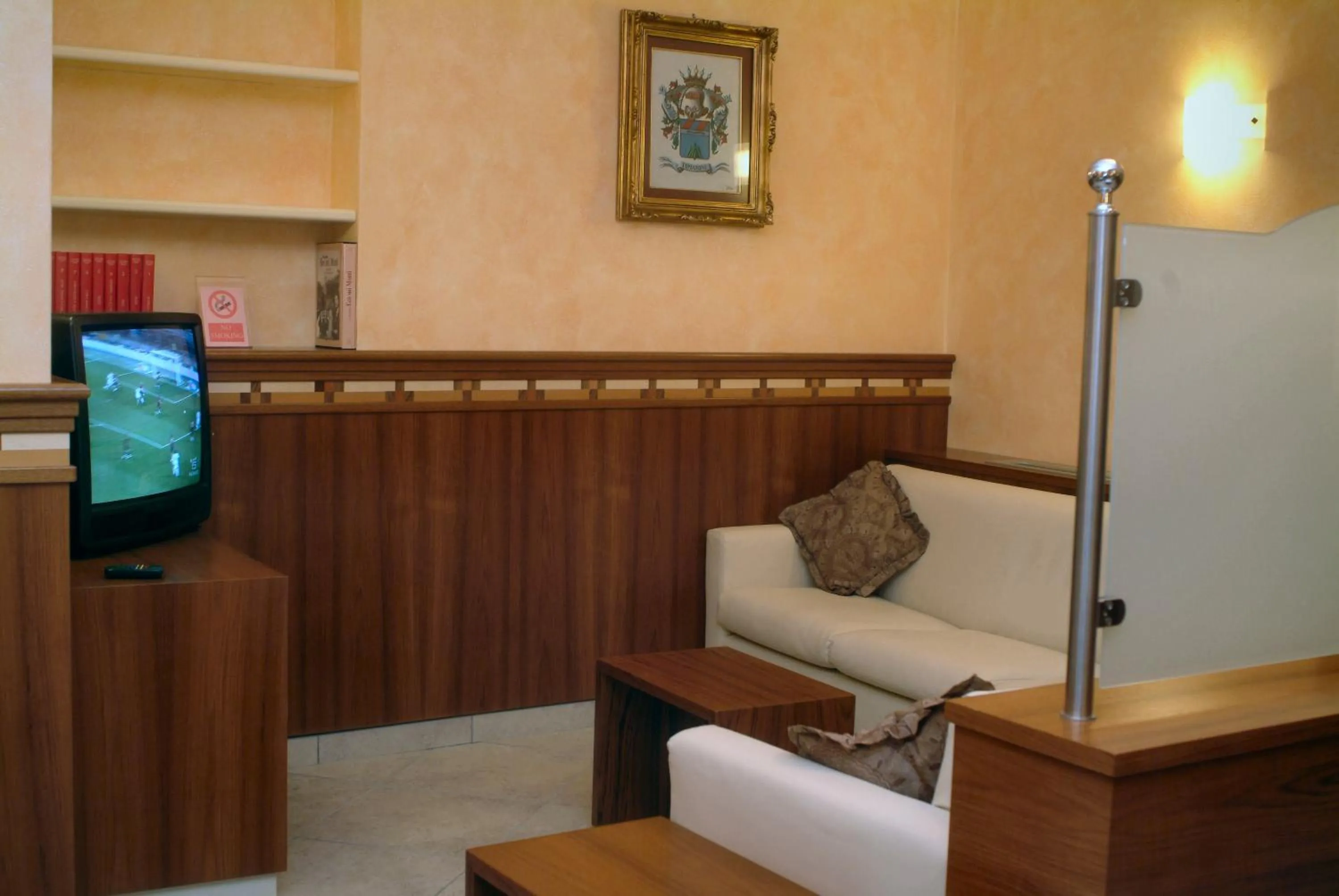 Communal lounge/ TV room in Hotel Sole