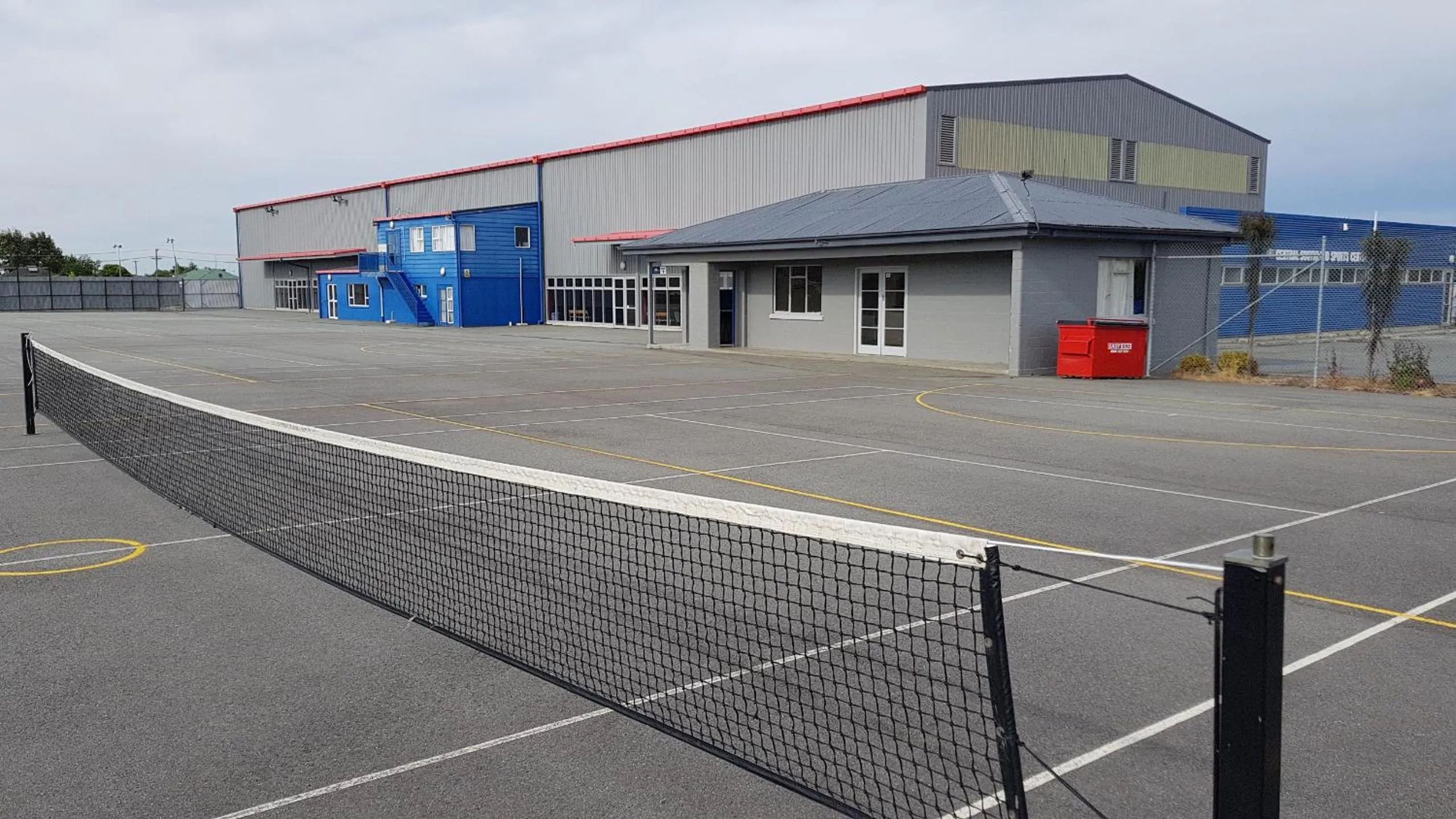 Tennis court in 113 On Park