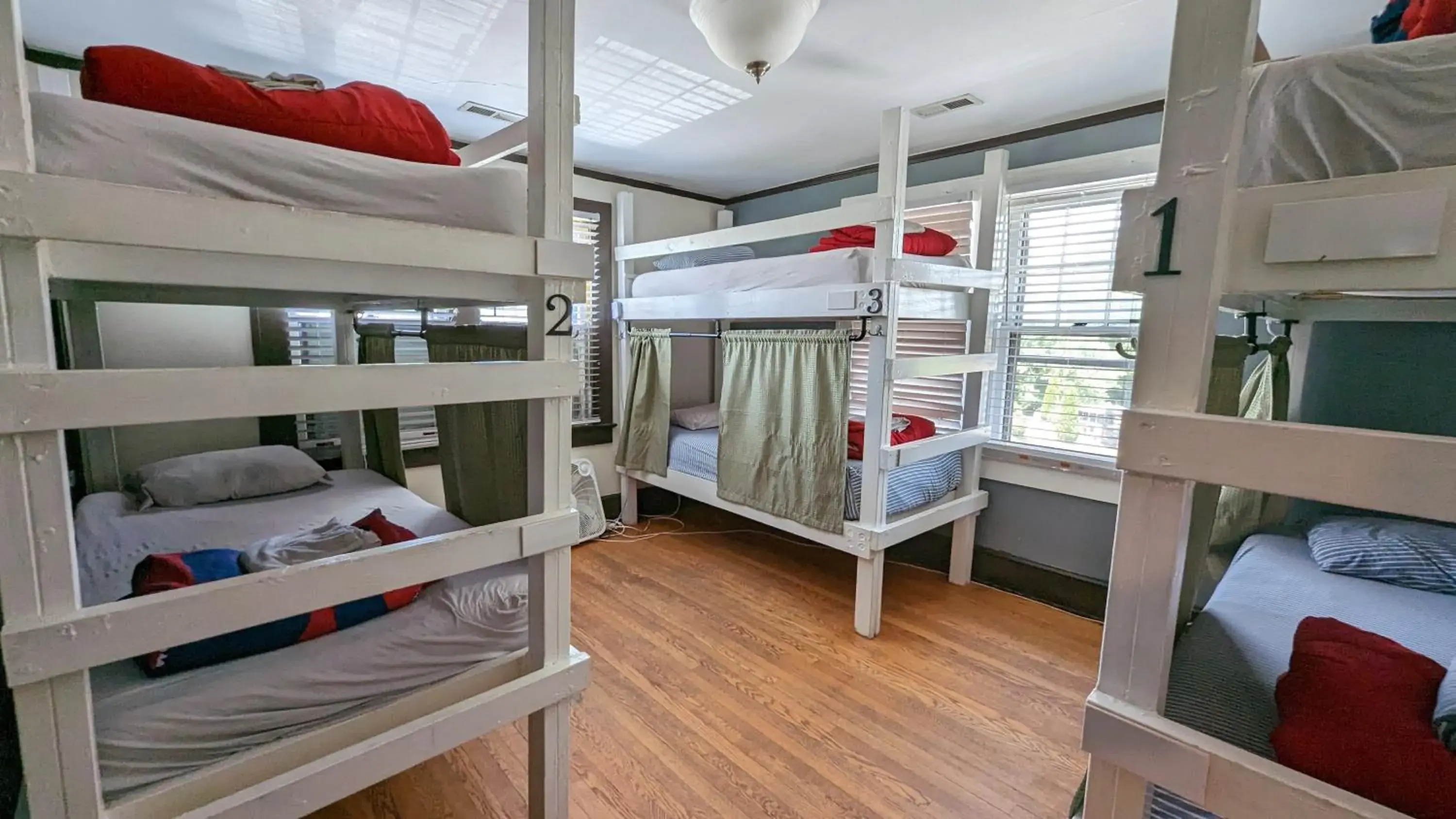 Bed in 6-Bed Mixed Dormitory Room in Bon Paul & Sharky's Hostel Bed in 6-Bed Mixed Dormitory Room in Bon Paul & Sharky's Hostel