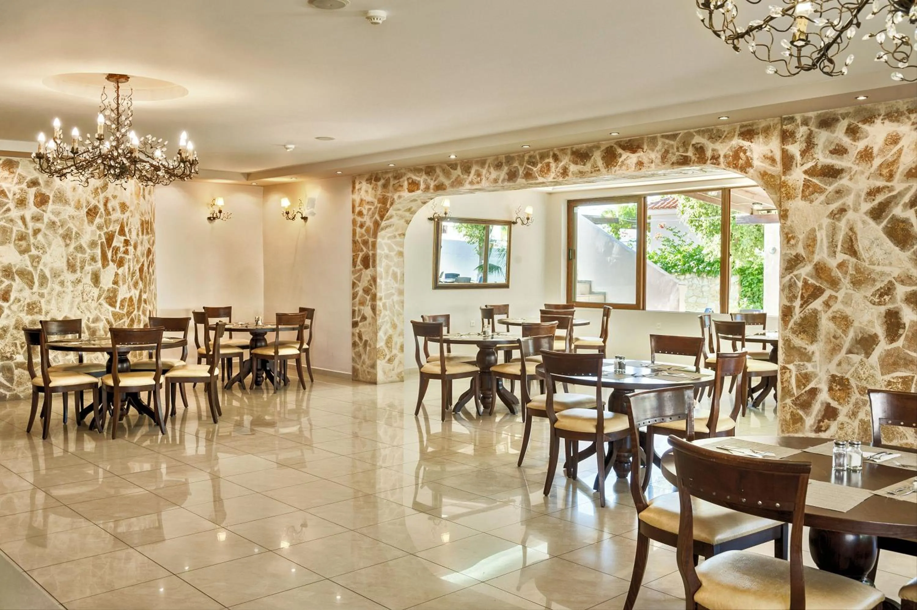 Restaurant/places to eat in Adelais Hotel
