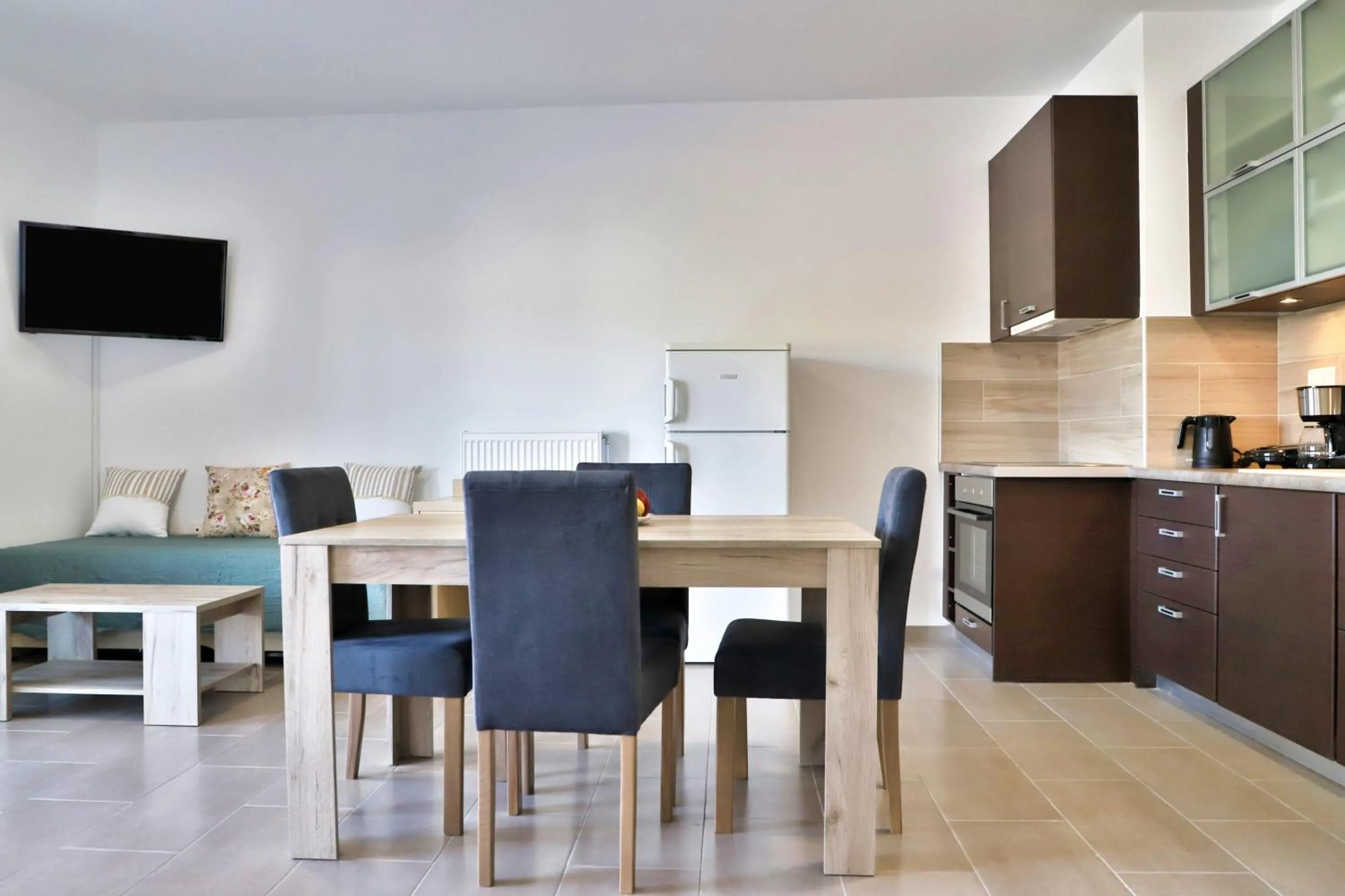 Helios Studios & Apartments