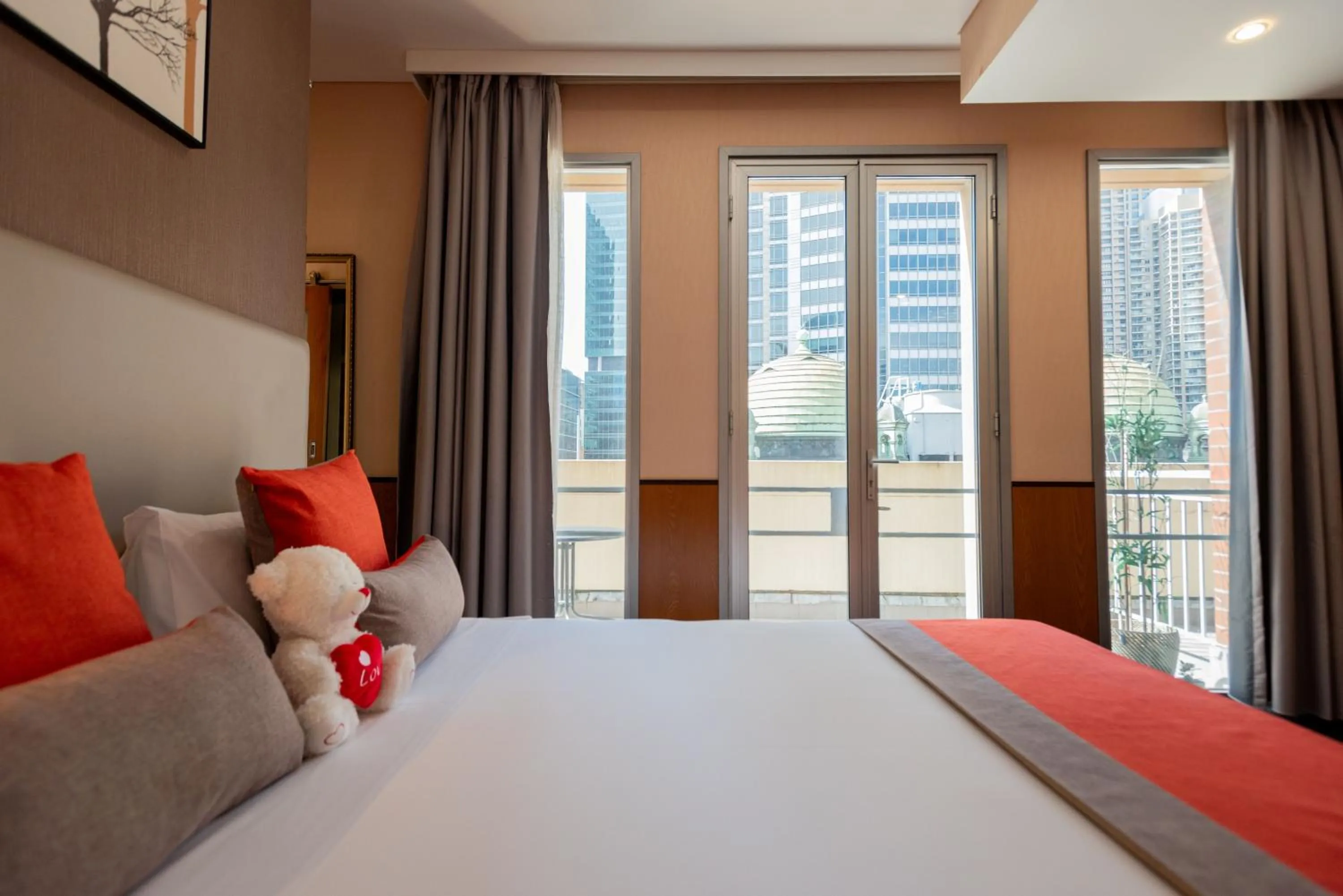 View (from property/room), Bed in YEHS Hotel Sydney QVB