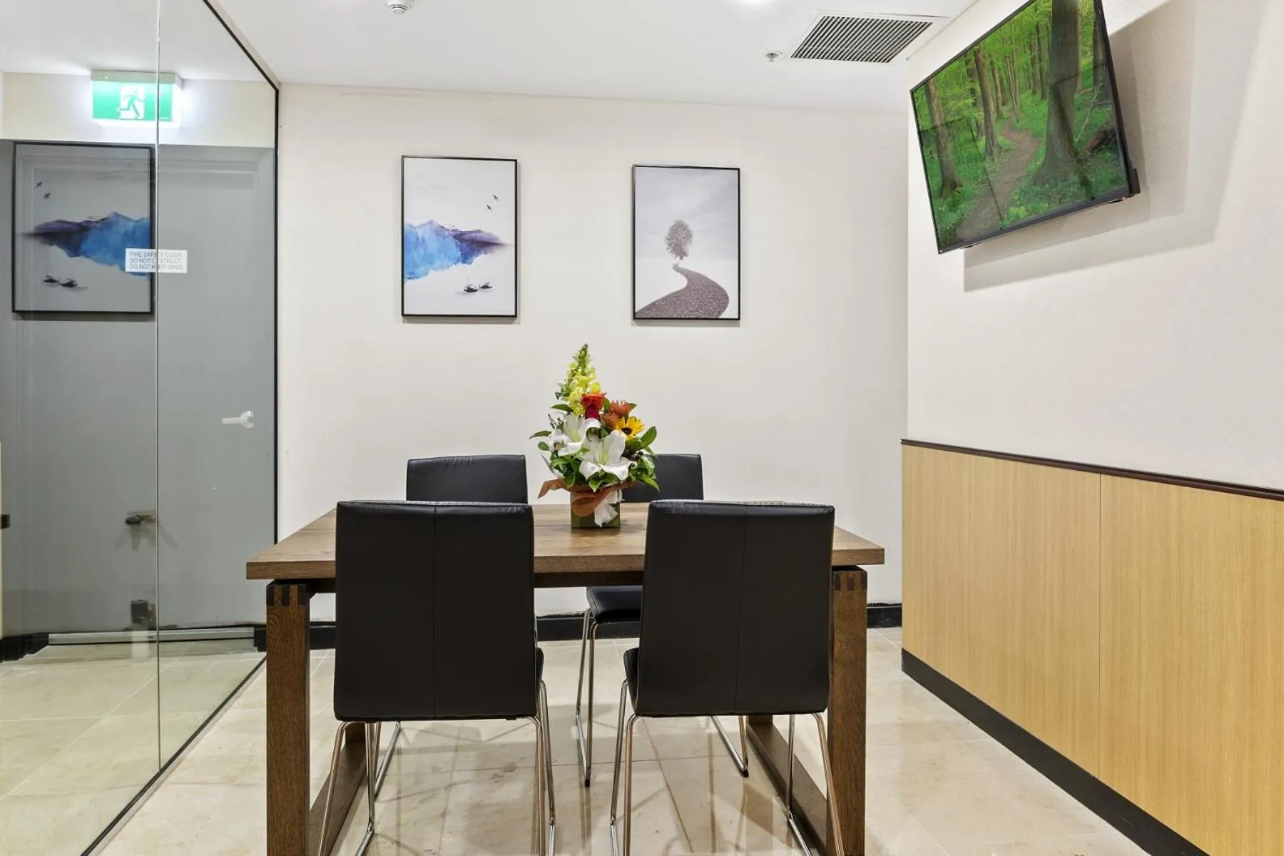 Dining area in YEHS Hotel Sydney QVB