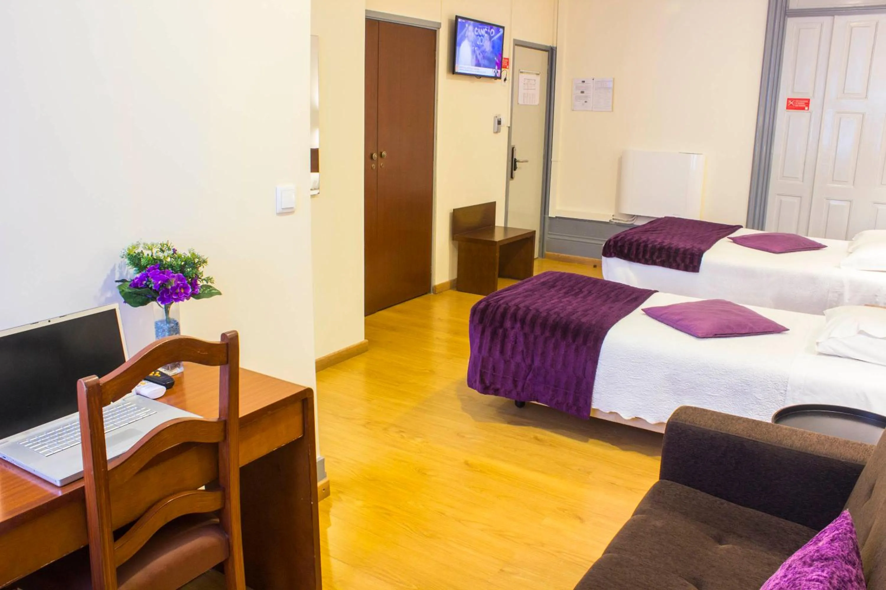 Photo of the whole room, Bed in Hotel Estoril Porto