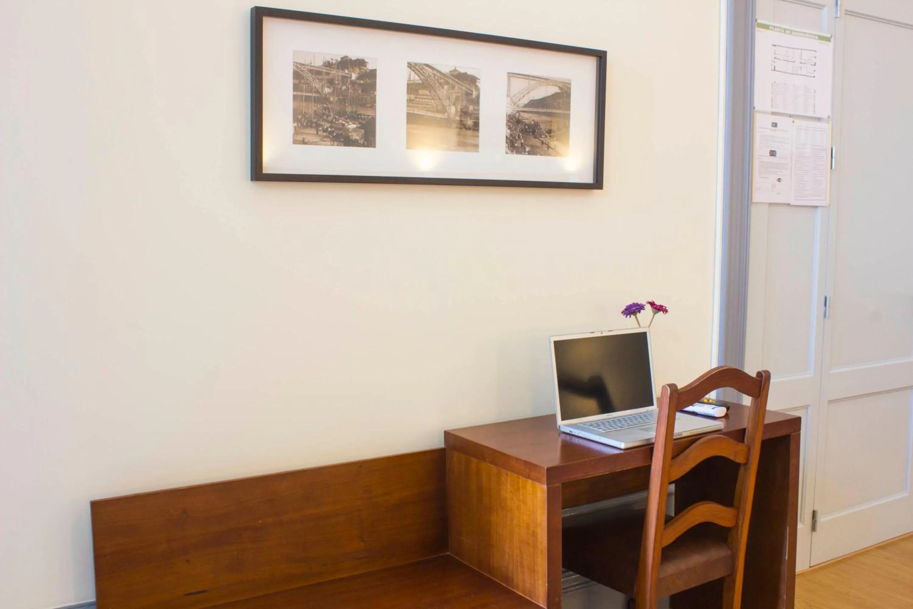 Photo of the whole room in Hotel Estoril Porto