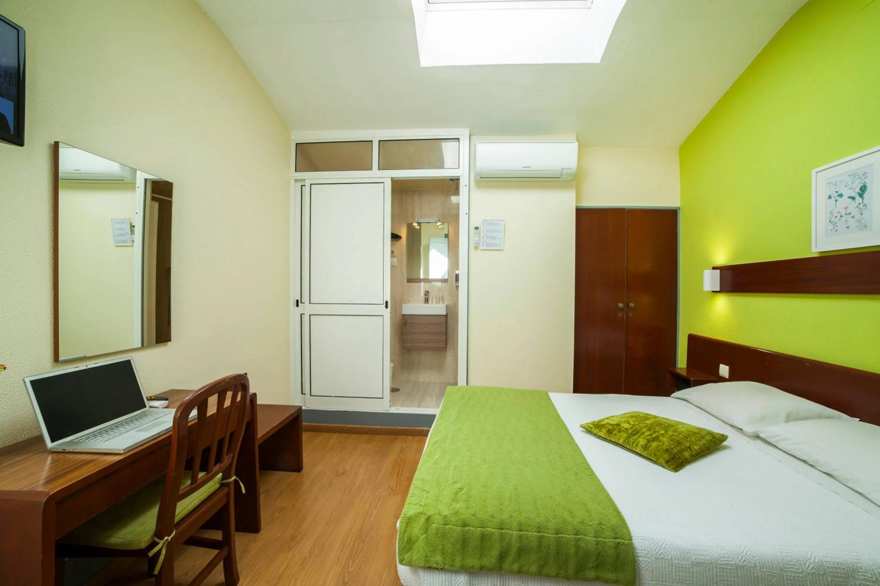 TV and multimedia, Bed in Hotel Estoril Porto