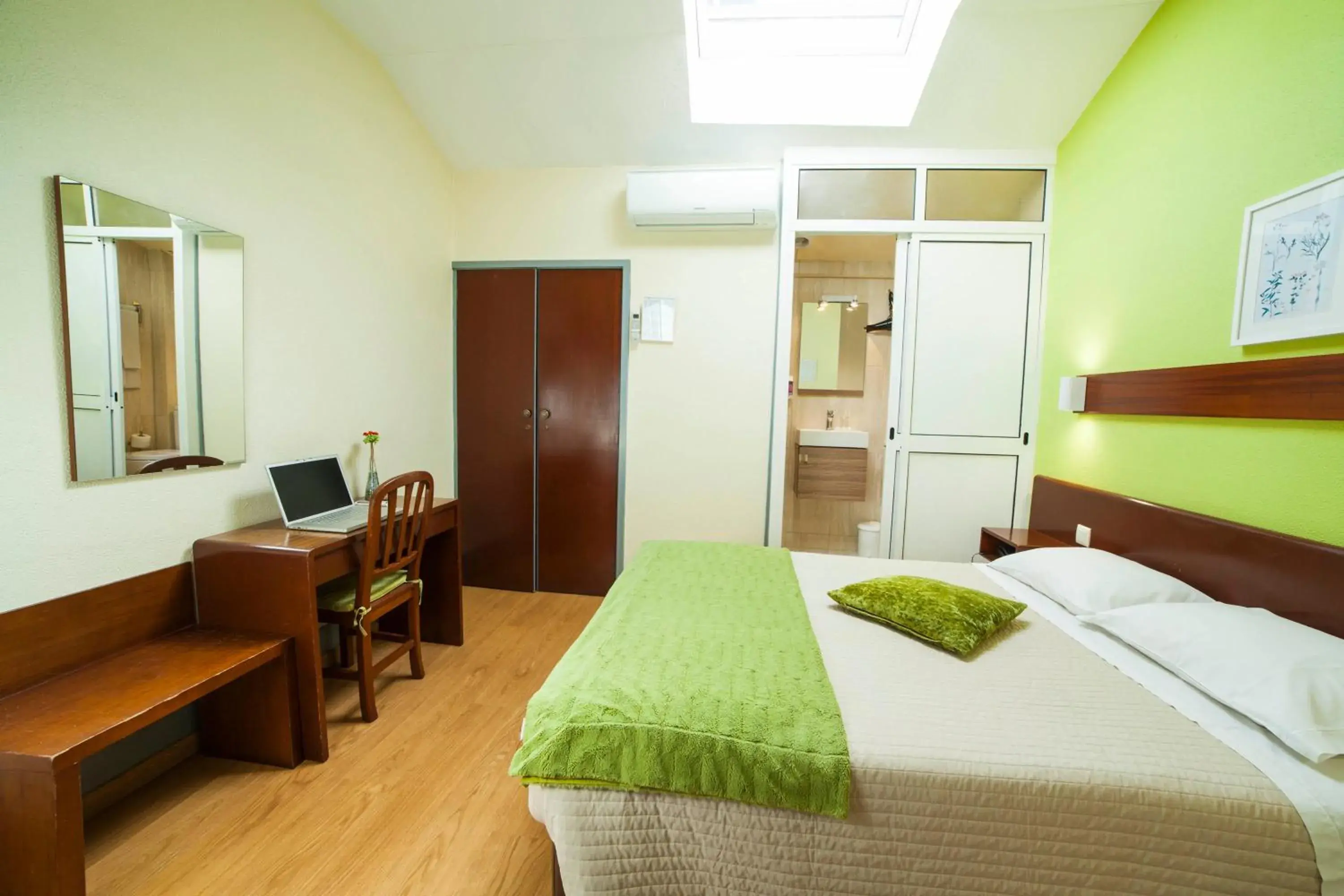 TV and multimedia, Bed in Hotel Estoril Porto TV and multimedia, Bed in Hotel Estoril Porto