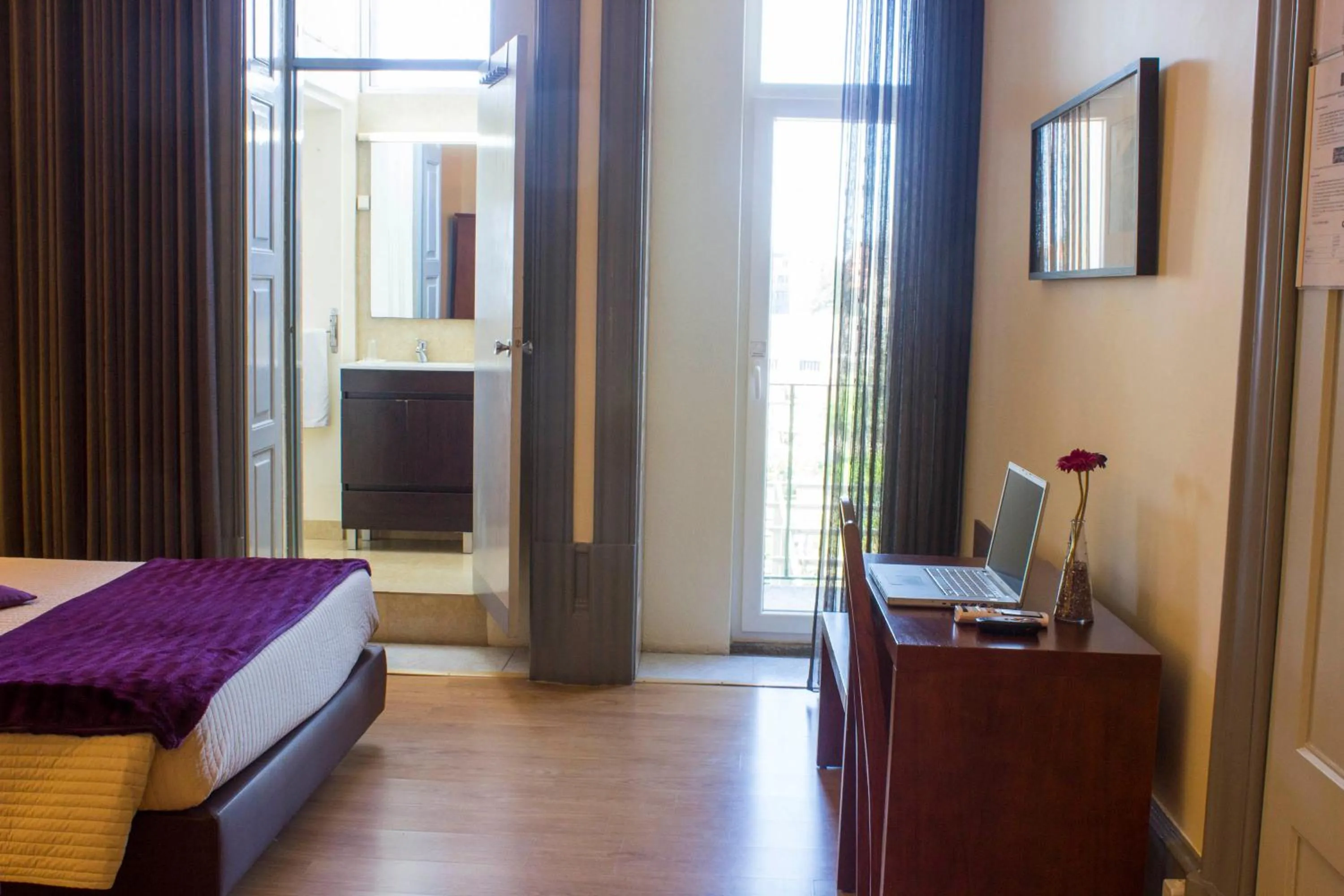 Balcony/Terrace, Bed in Hotel Estoril Porto