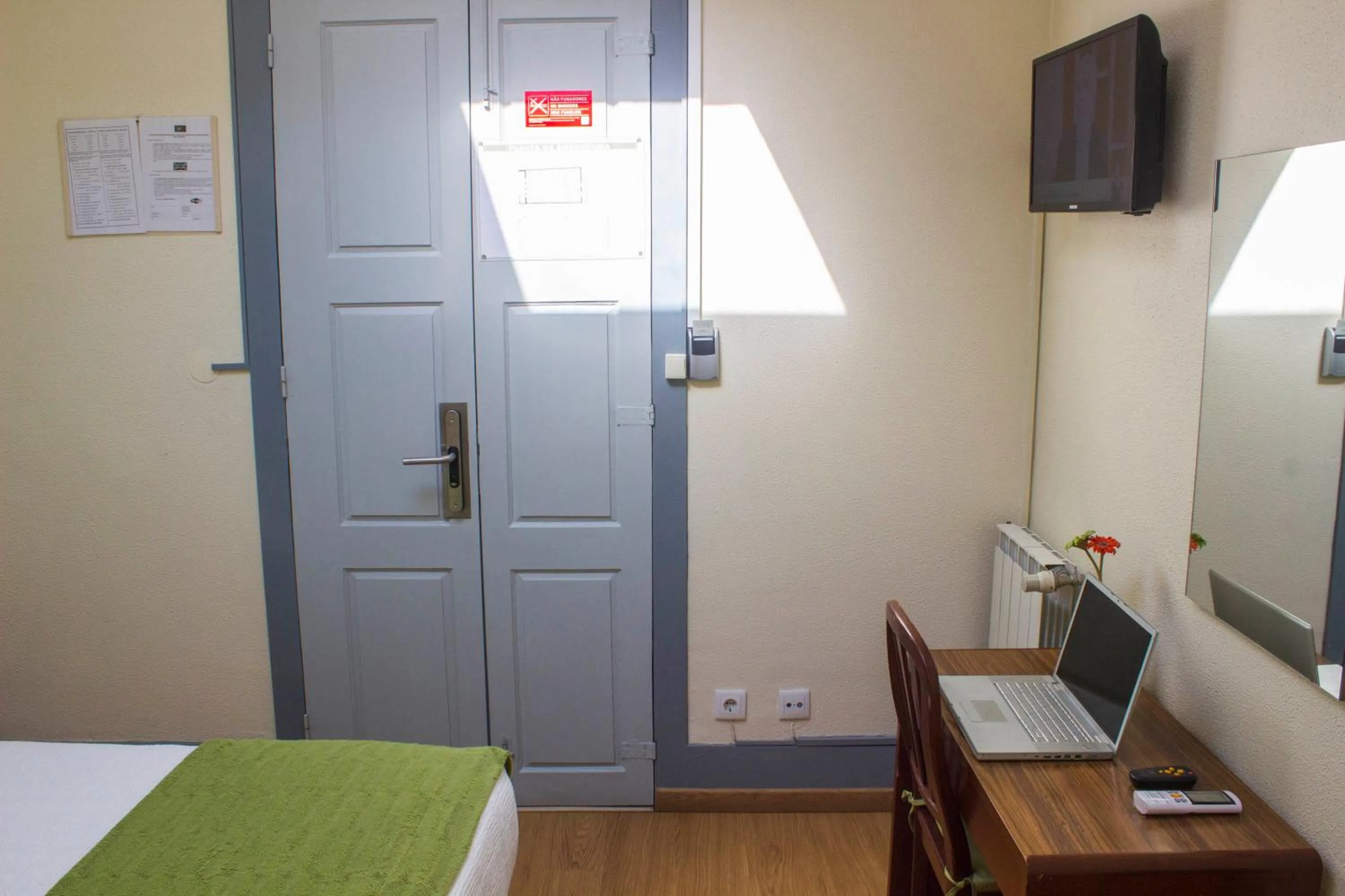 TV and multimedia, Bed in Hotel Estoril Porto