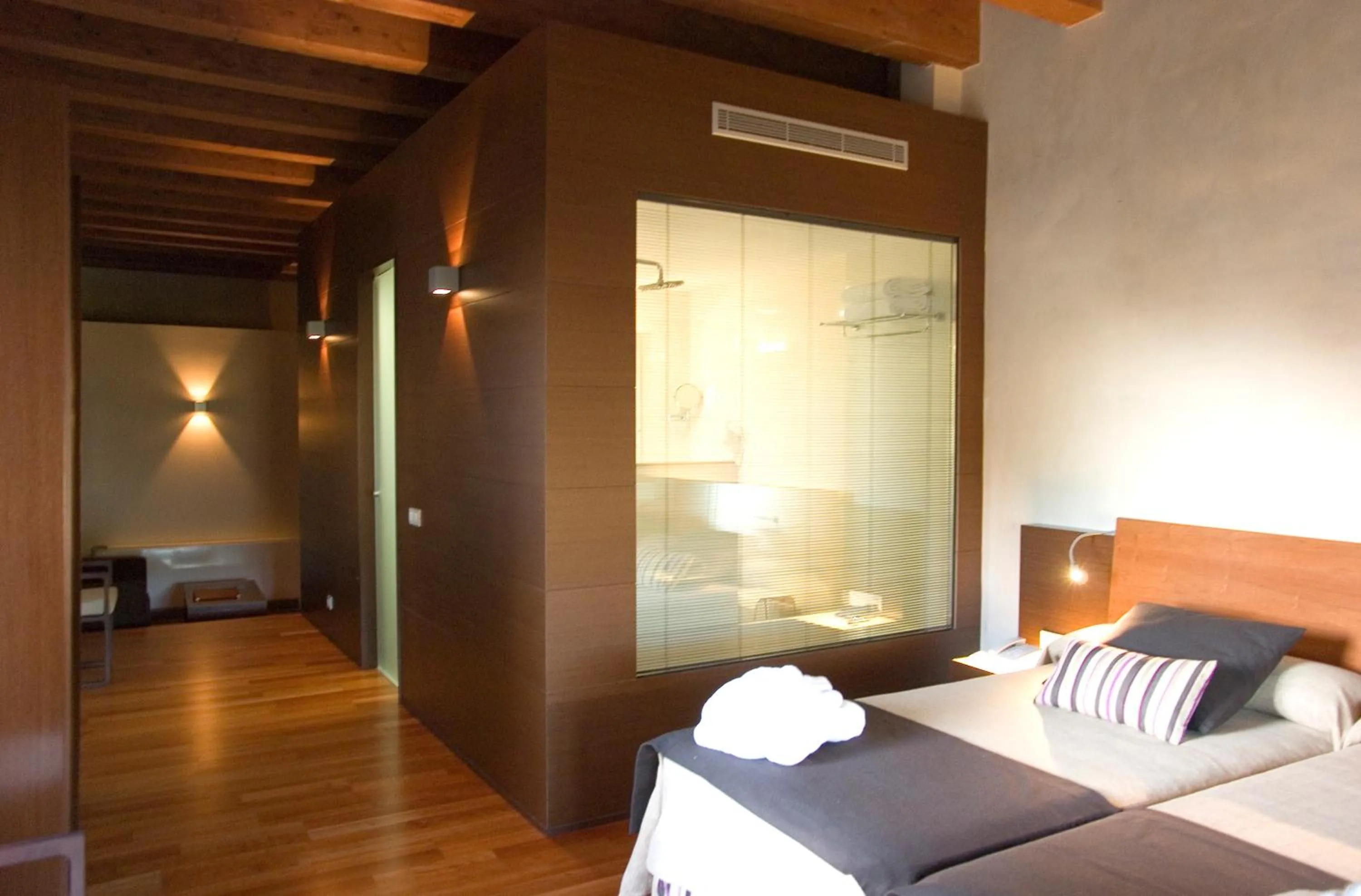 Shower, Bed in Hospedería Conventual Sierra de Gata