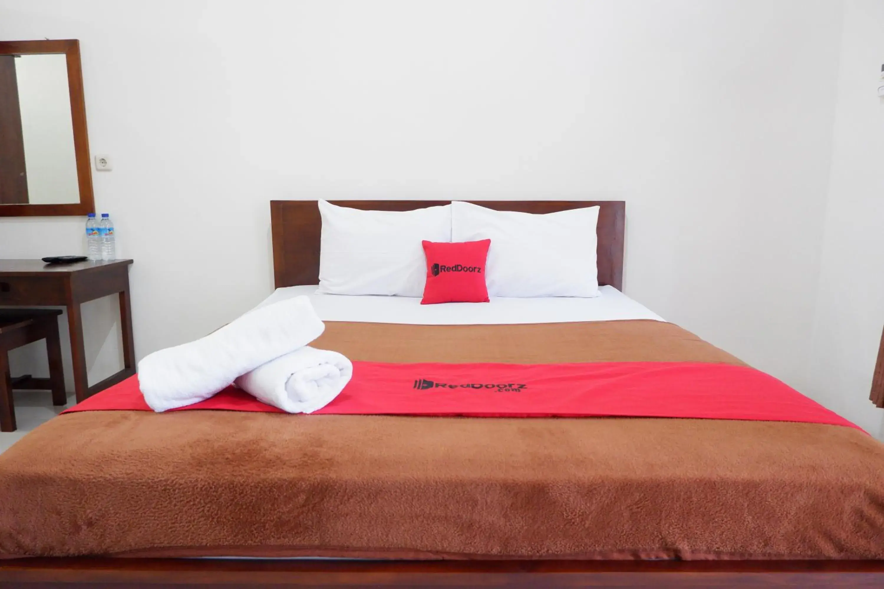 Bed in Reddoorz at Bale Eja Syariah Senggigi Bed in Reddoorz at Bale Eja Syariah Senggigi