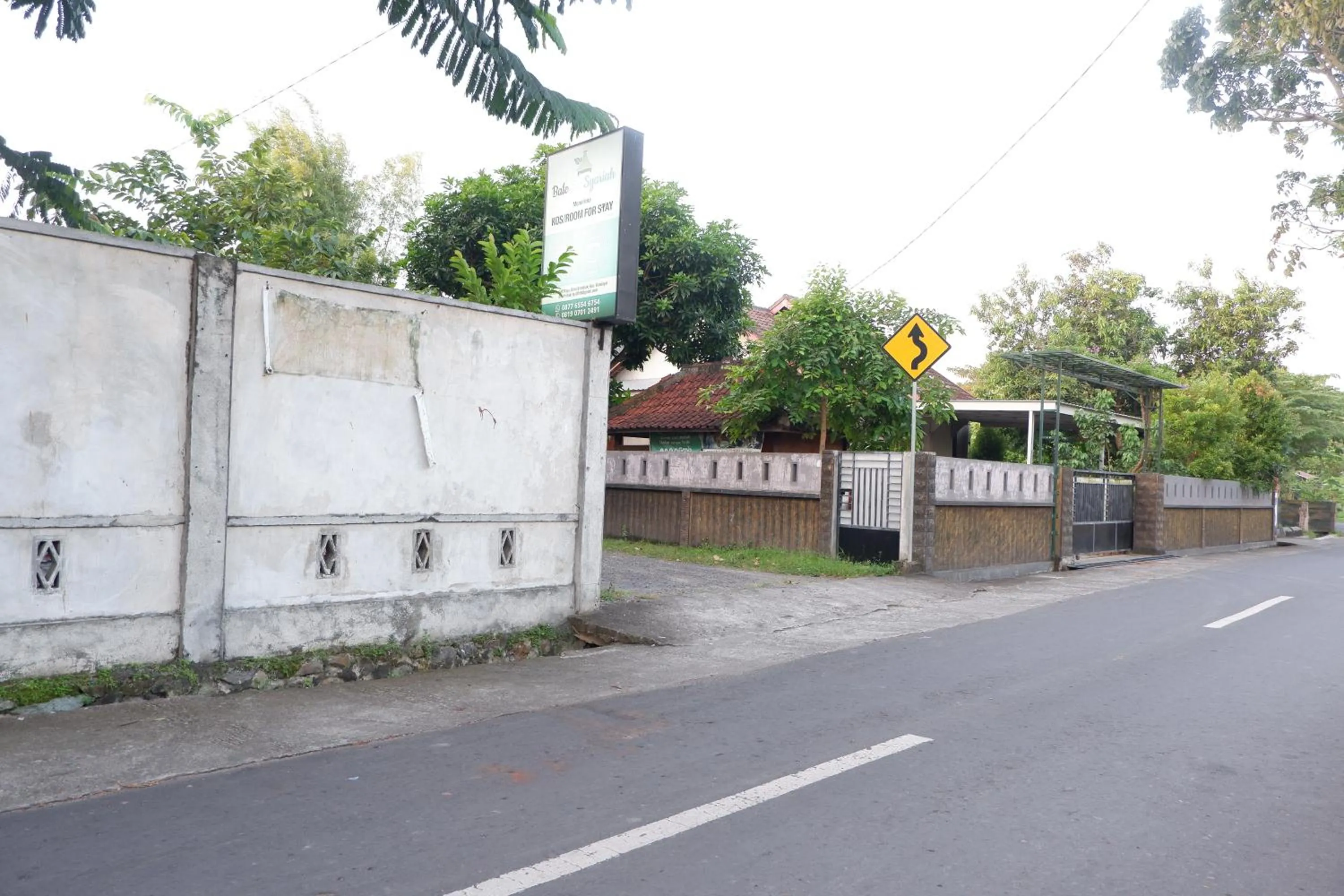 Logo/Certificate/Sign in Reddoorz at Bale Eja Syariah Senggigi