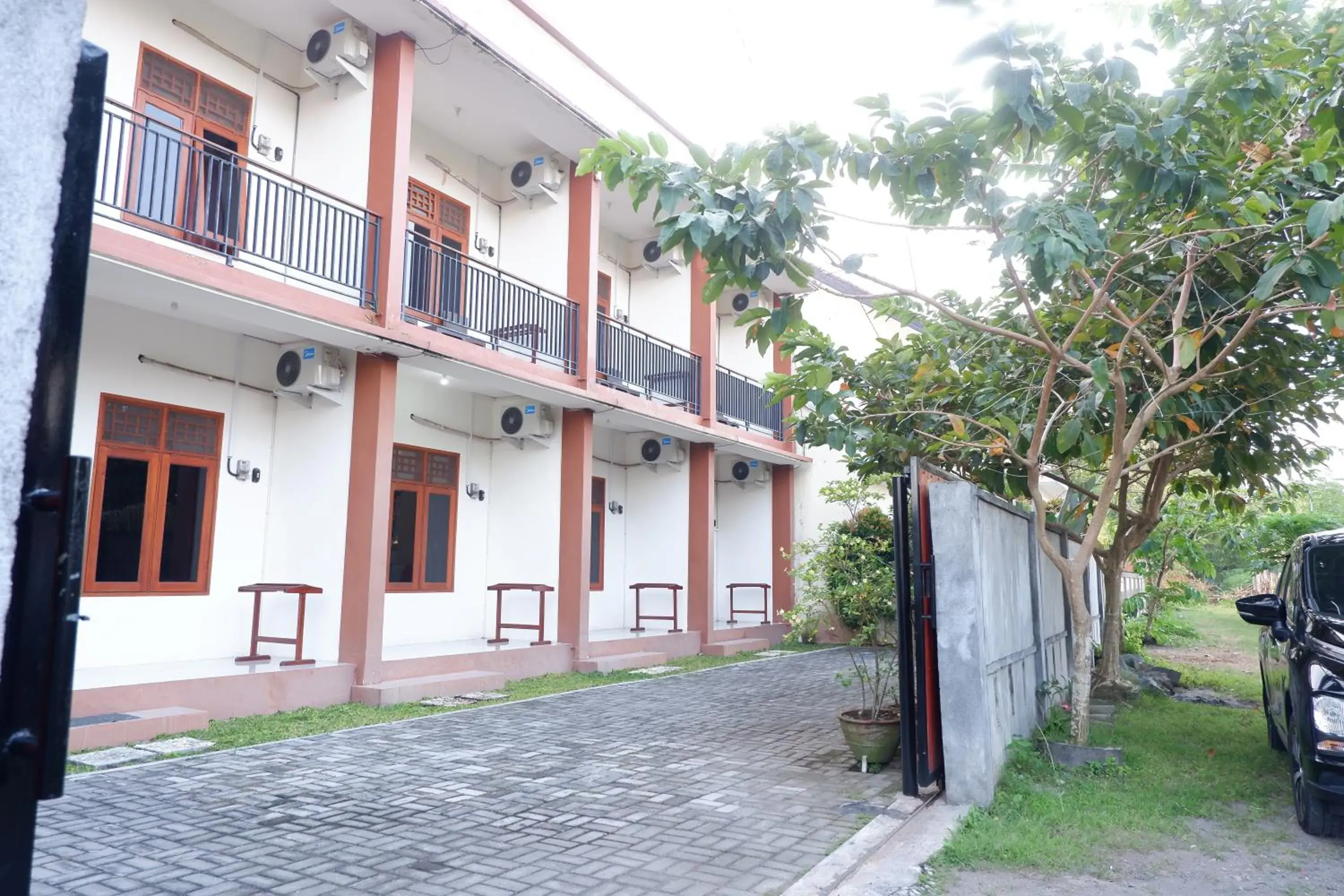 Property building in Reddoorz at Bale Eja Syariah Senggigi Property building in Reddoorz at Bale Eja Syariah Senggigi