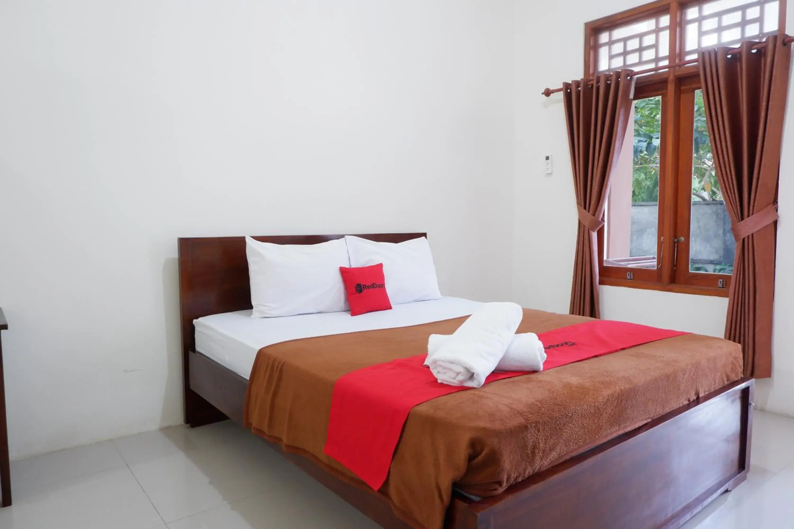 Bed in Reddoorz at Bale Eja Syariah Senggigi Bed in Reddoorz at Bale Eja Syariah Senggigi