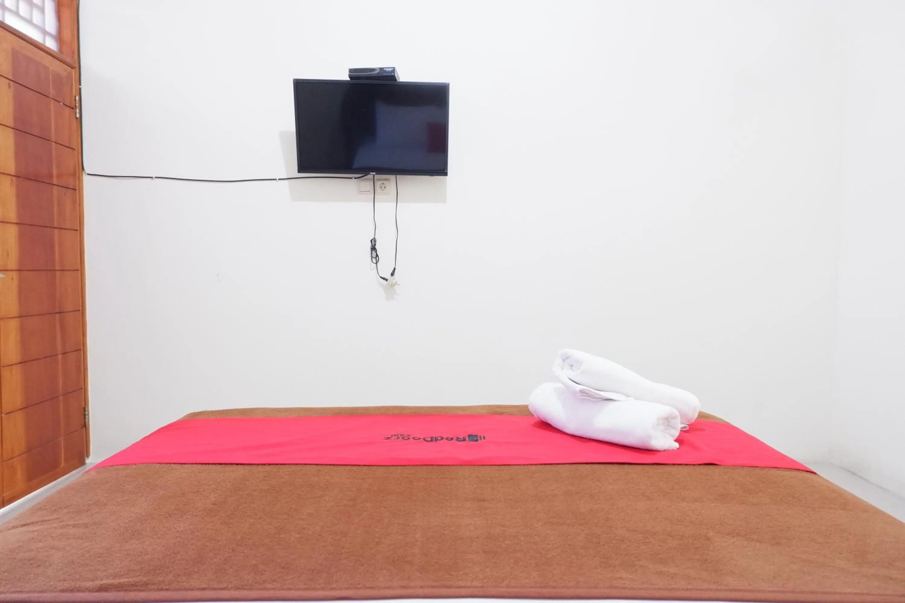 TV and multimedia, Bed in Reddoorz at Bale Eja Syariah Senggigi
