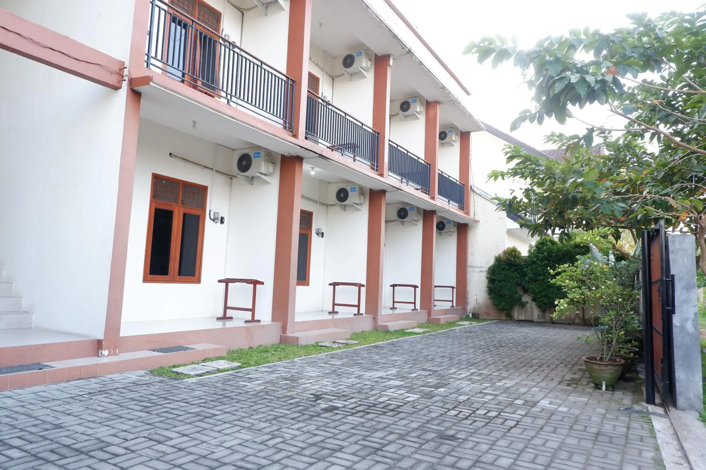 Property building in Reddoorz at Bale Eja Syariah Senggigi Property building in Reddoorz at Bale Eja Syariah Senggigi