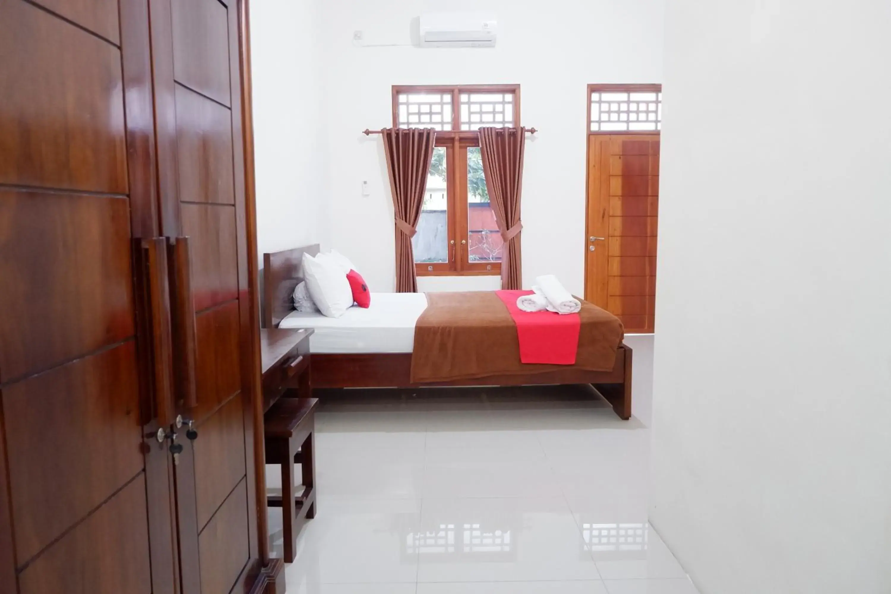 Bed in Reddoorz at Bale Eja Syariah Senggigi Bed in Reddoorz at Bale Eja Syariah Senggigi