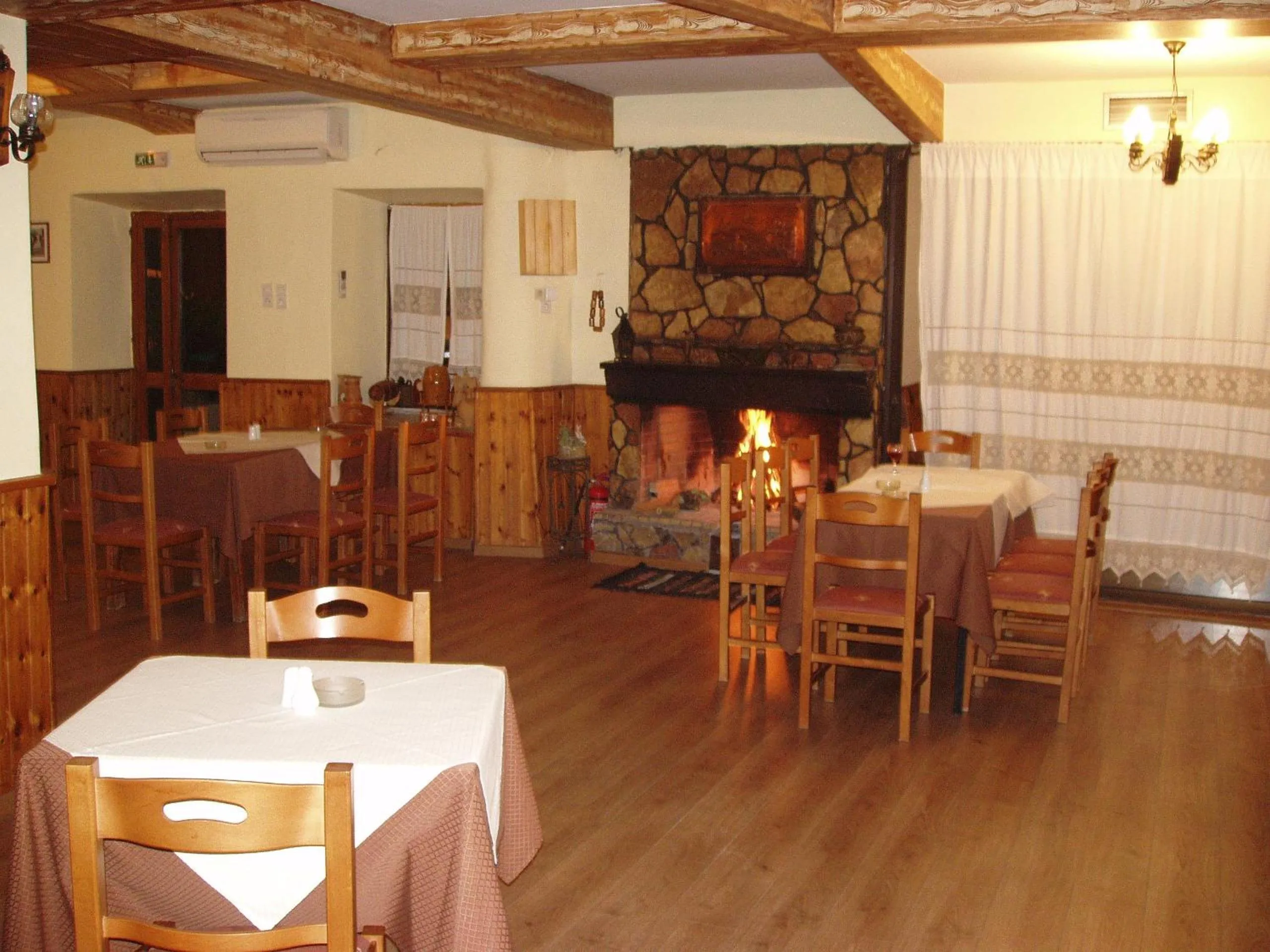 Restaurant/places to eat in Hotel Drosia