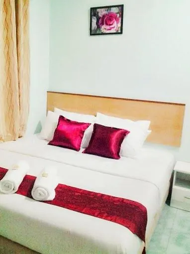 Bed in Rose Inn Motel