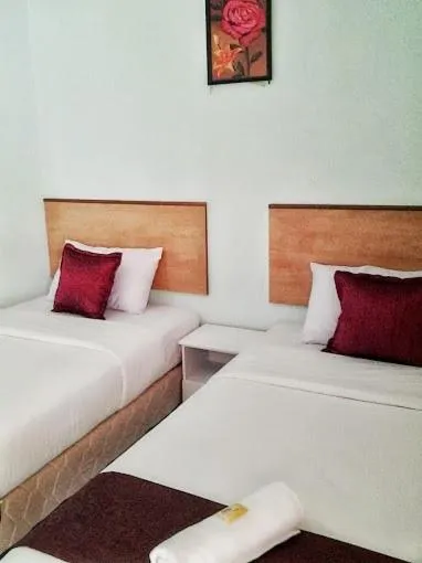 Bed in Rose Inn Motel